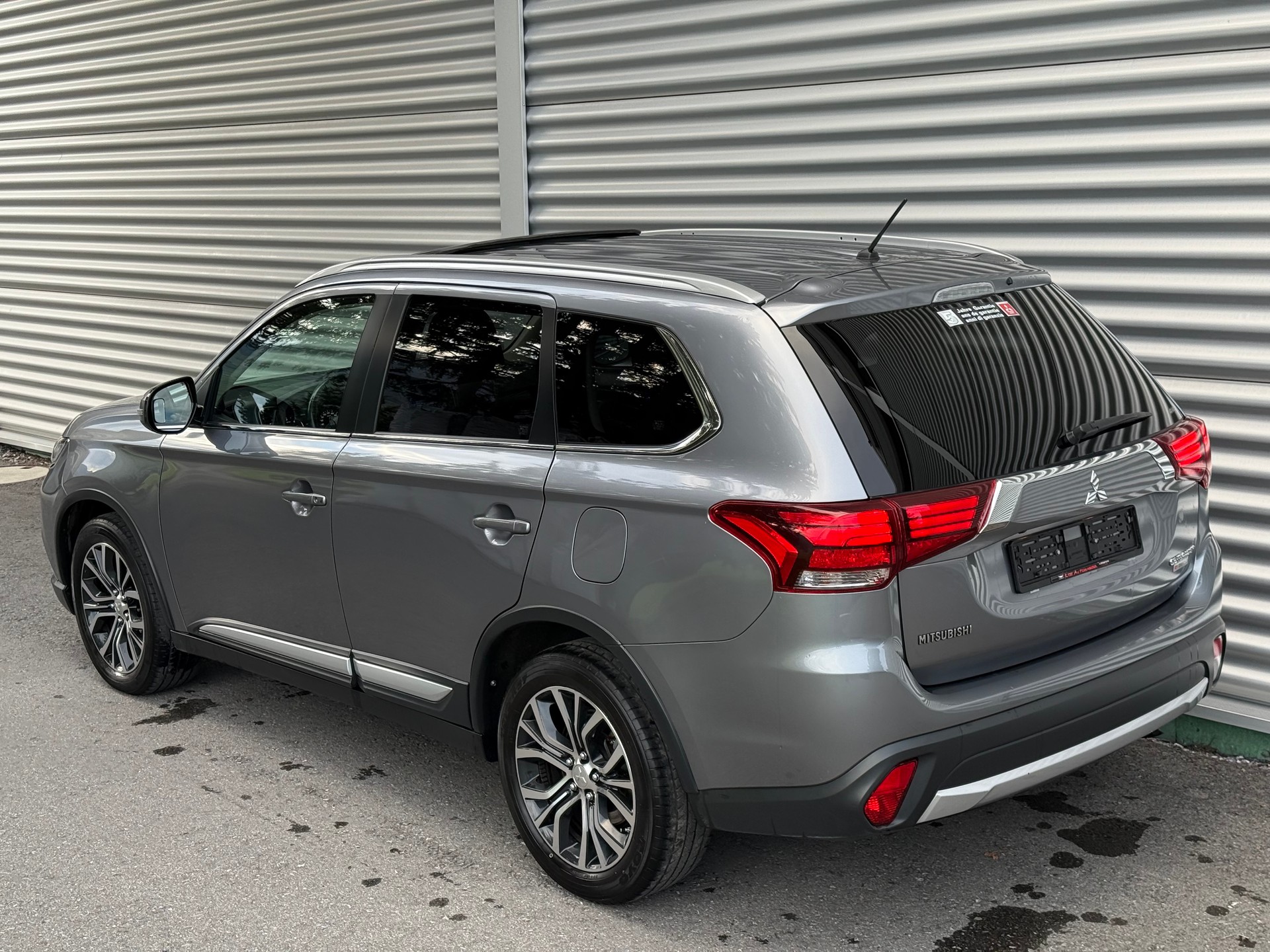 MITSUBISHI Outlander 2.2 DID Diamond 4WD Automatic-image-2