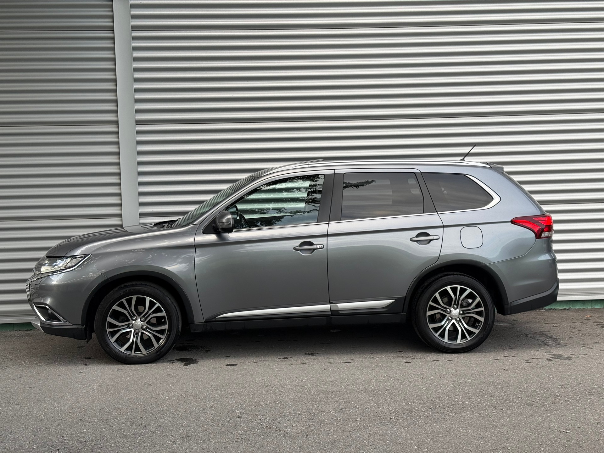 MITSUBISHI Outlander 2.2 DID Diamond 4WD Automatic-image-1