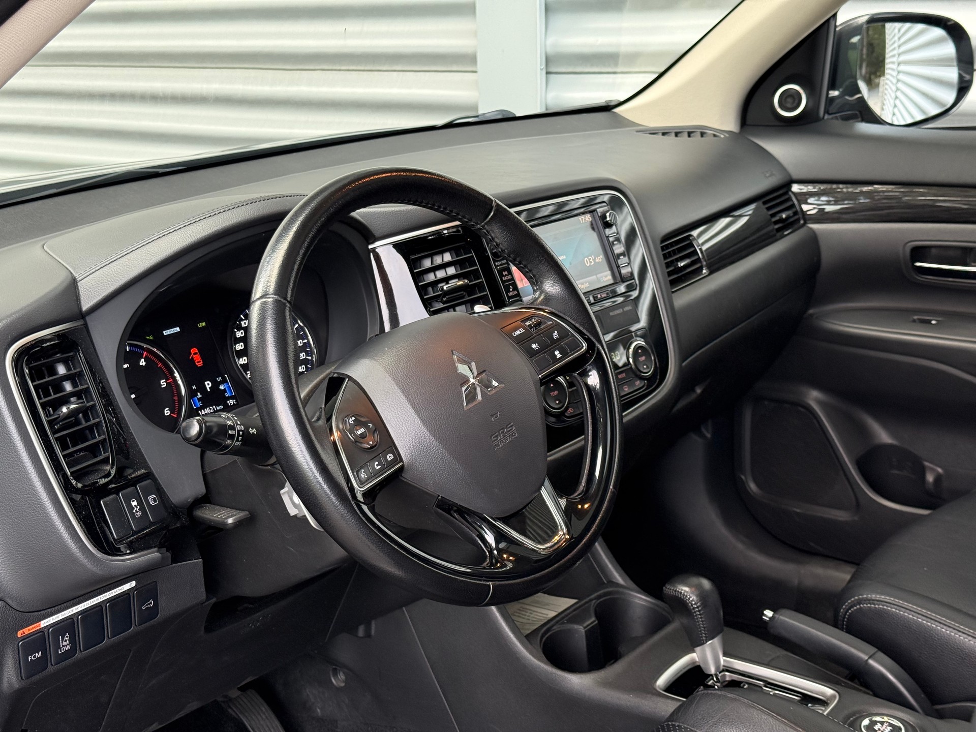 MITSUBISHI Outlander 2.2 DID Diamond 4WD Automatic-image-8