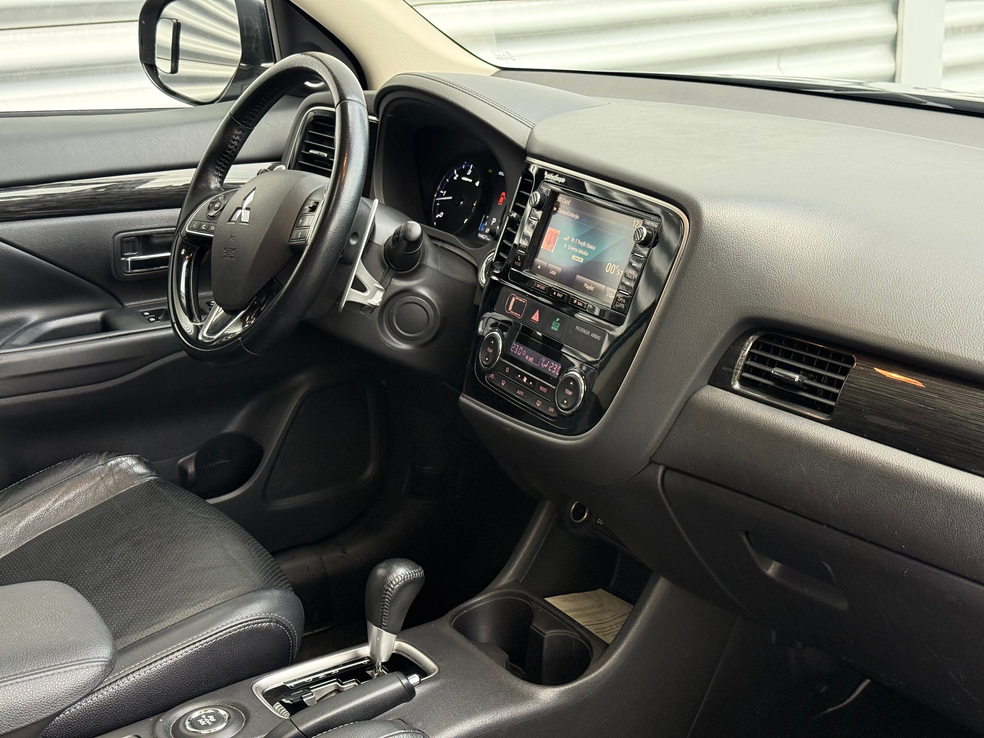 MITSUBISHI Outlander 2.2 DID Diamond 4WD Automatic-image-9