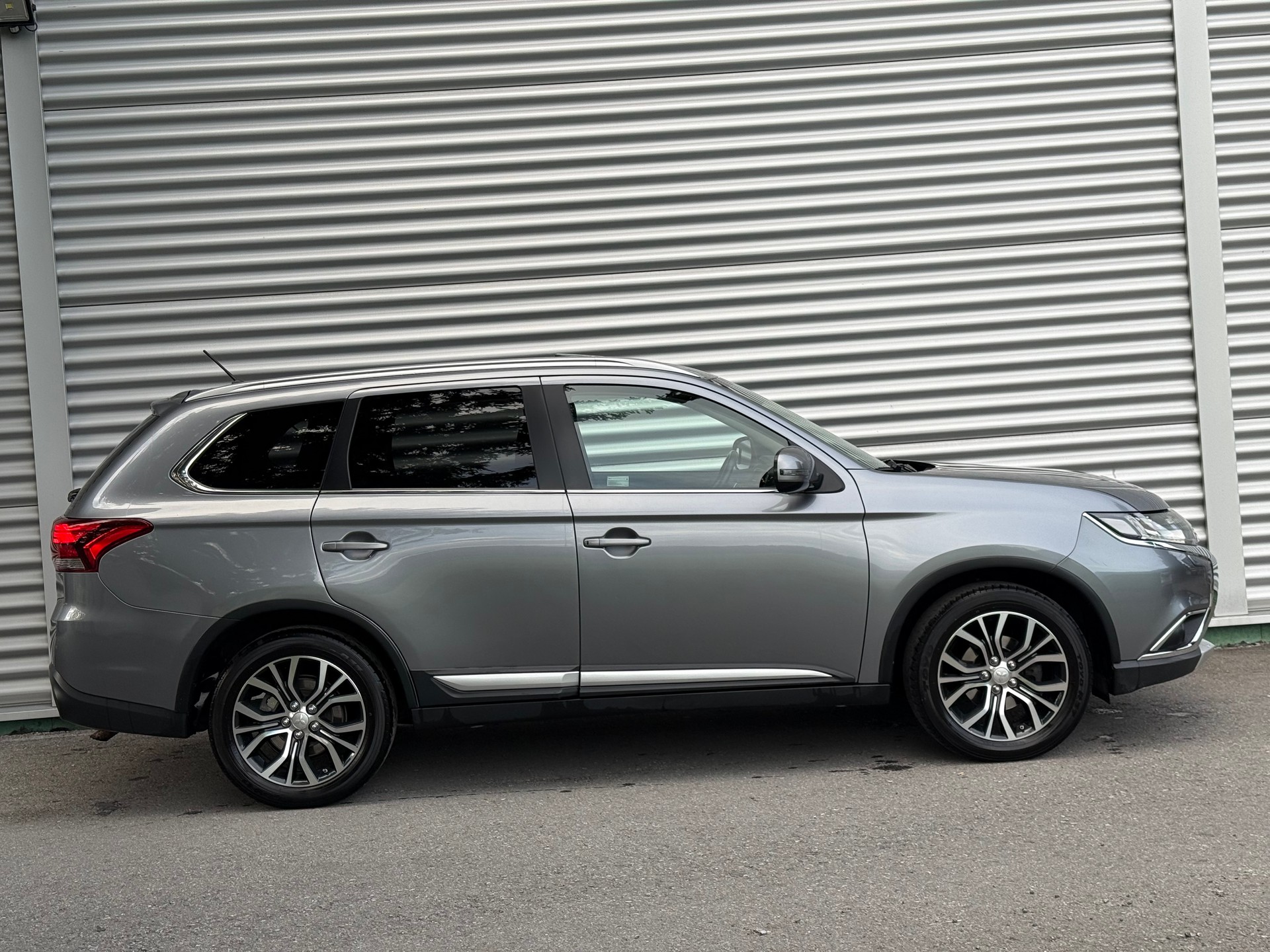 MITSUBISHI Outlander 2.2 DID Diamond 4WD Automatic-image-5