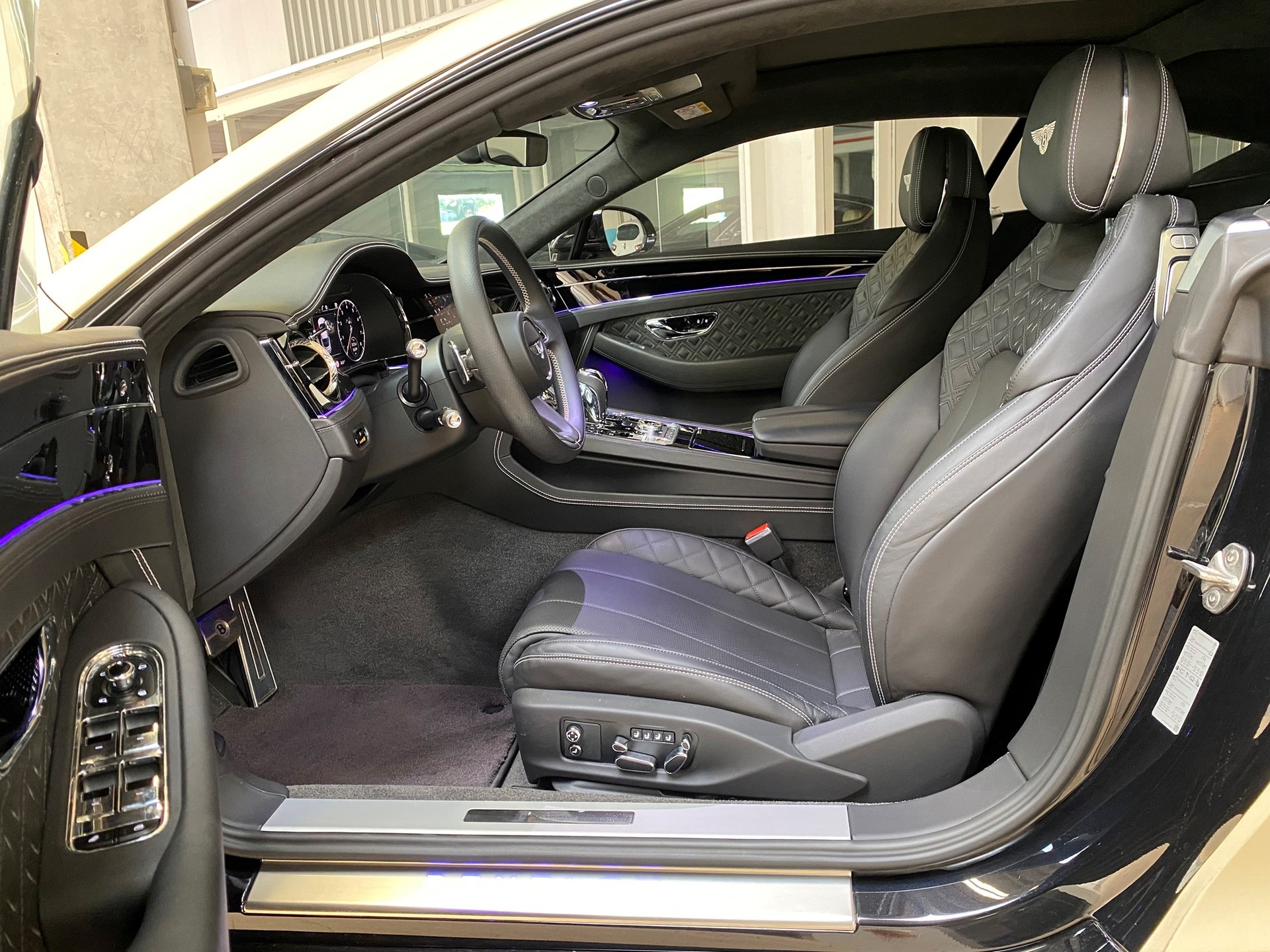 BENTLEY Continental GT 4.0 V8 Mulliner-image-5