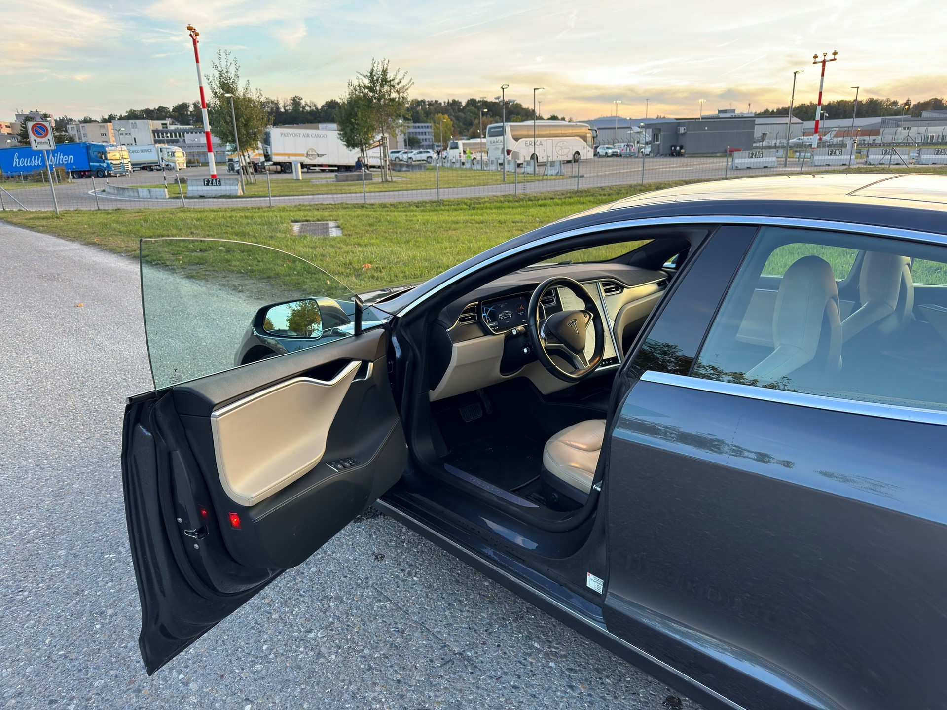 TESLA Model S 85 D-image-3