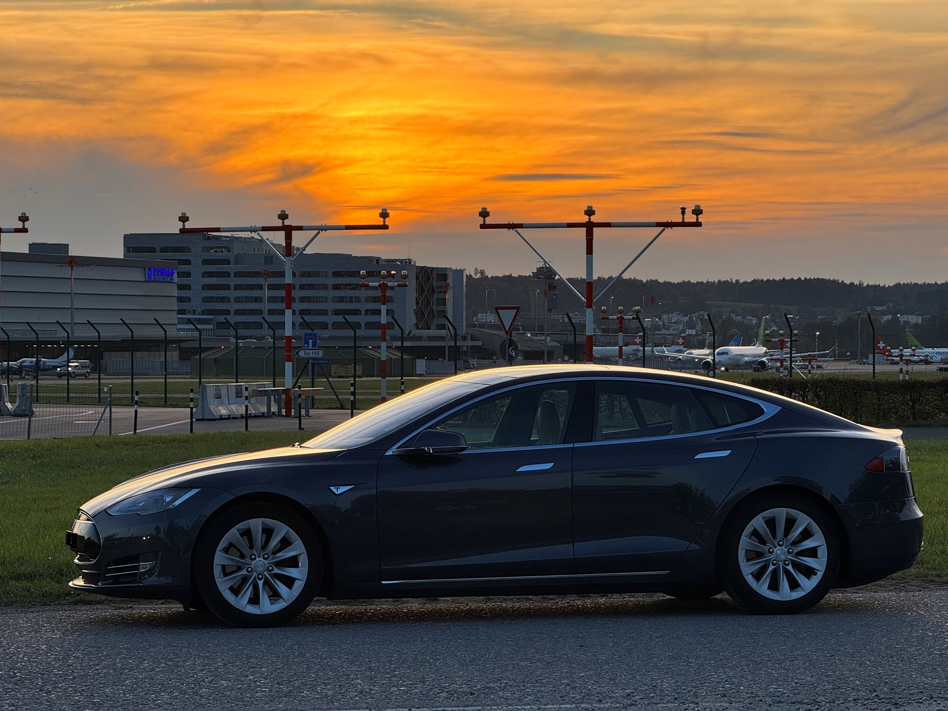 TESLA Model S 85 D-image-0