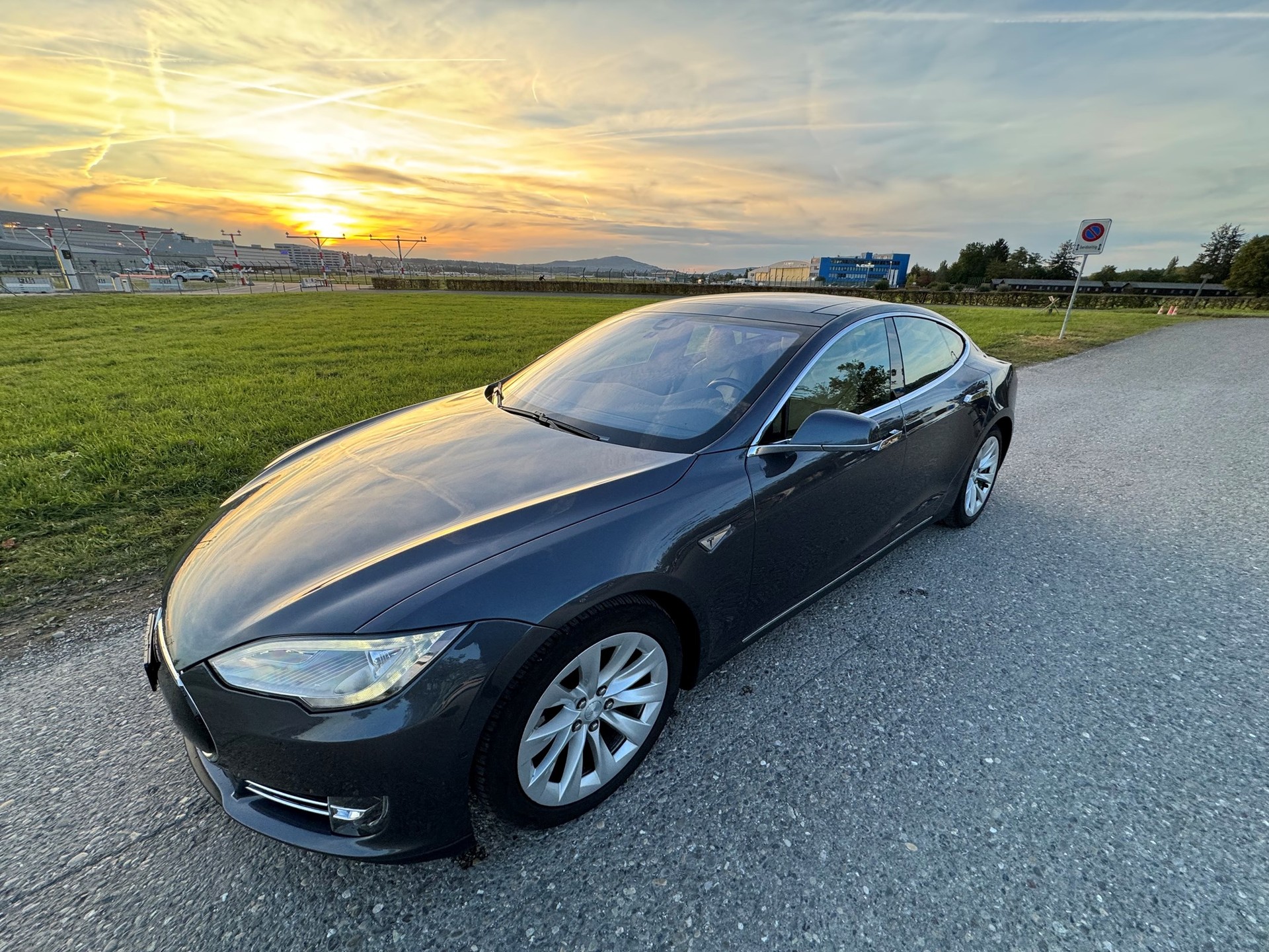 TESLA Model S 85 D-image-5