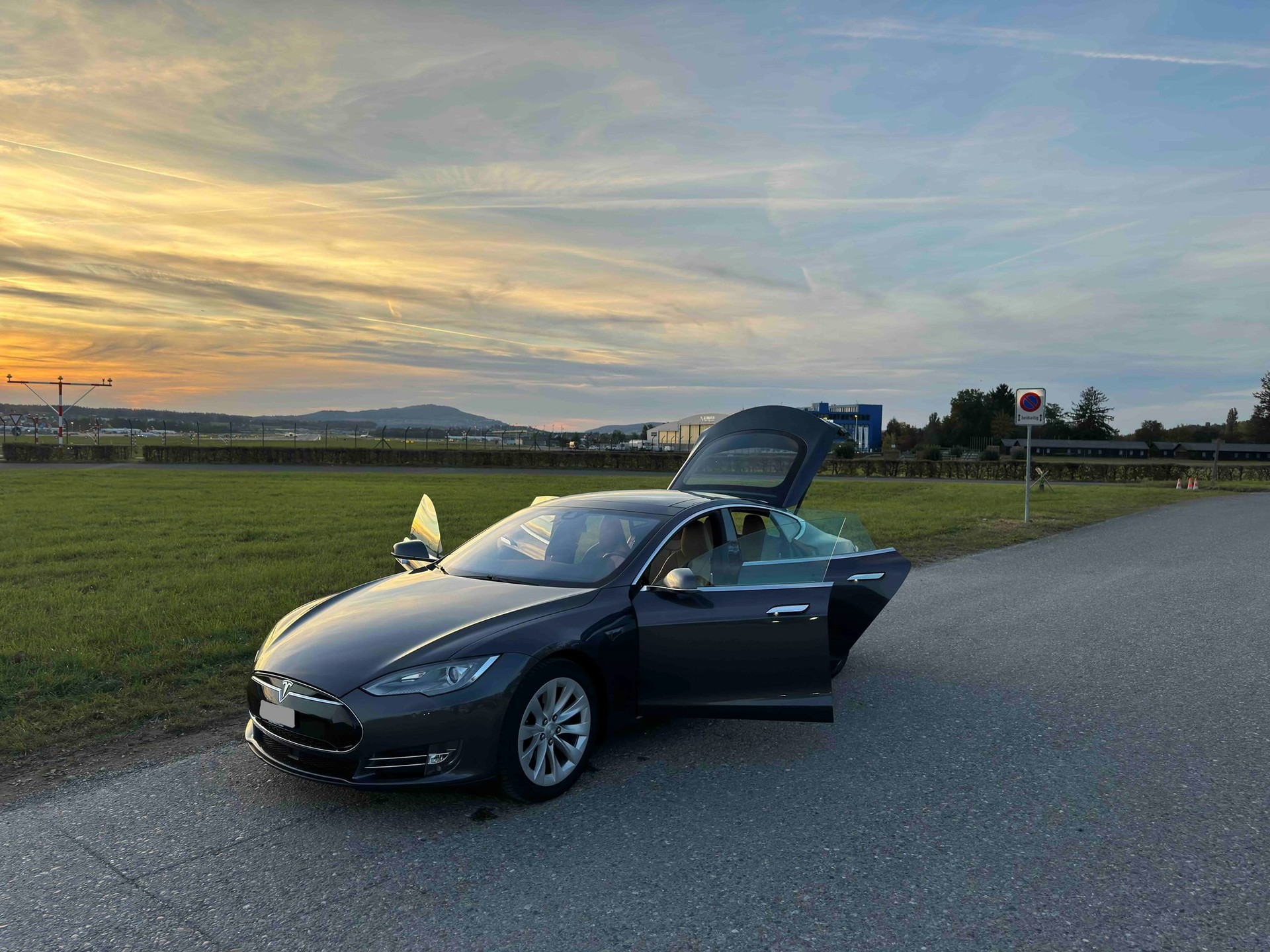 TESLA Model S 85 D-image-7