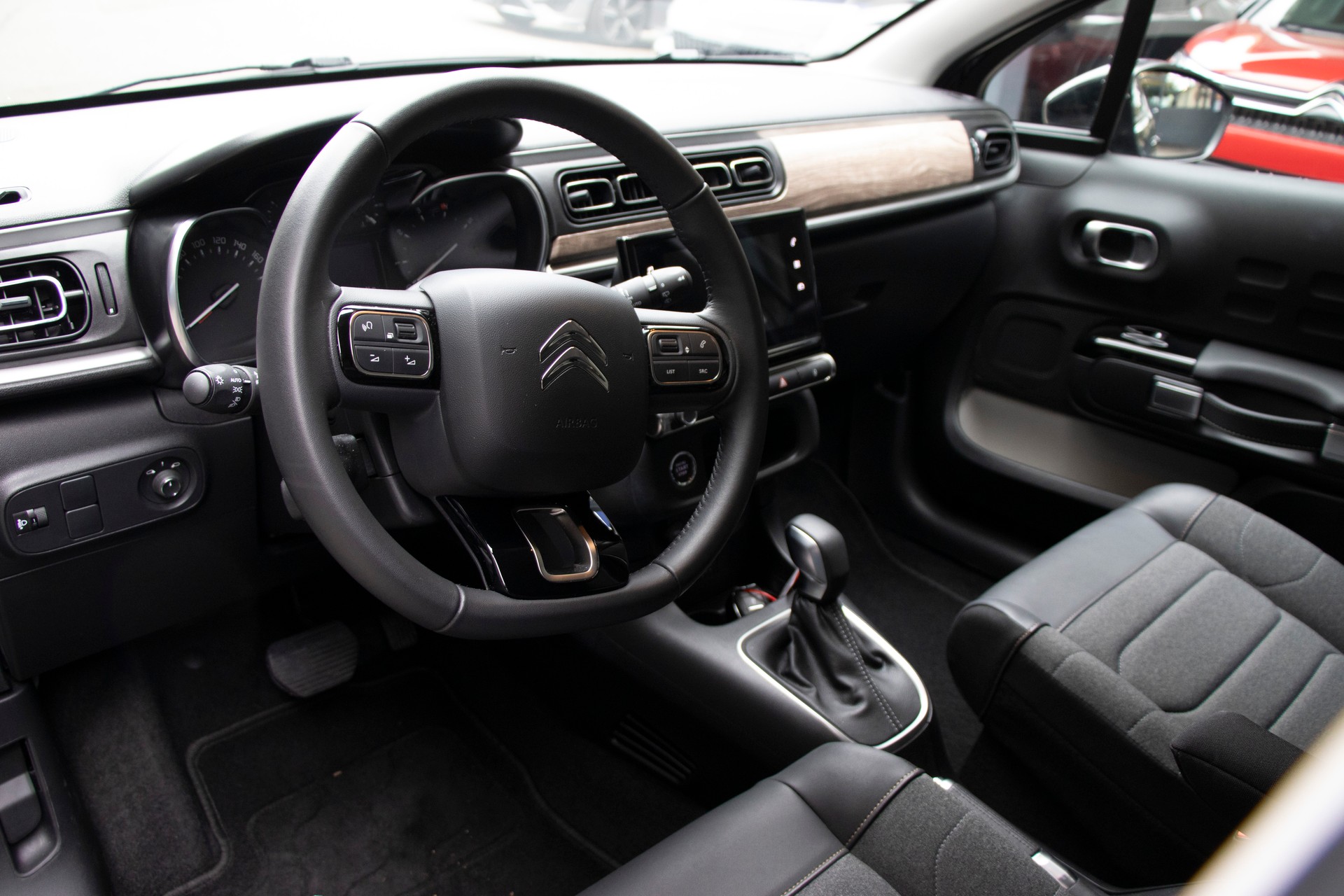 CITROEN C3 1.2i PureTech Swiss Edition EAT6-image-4