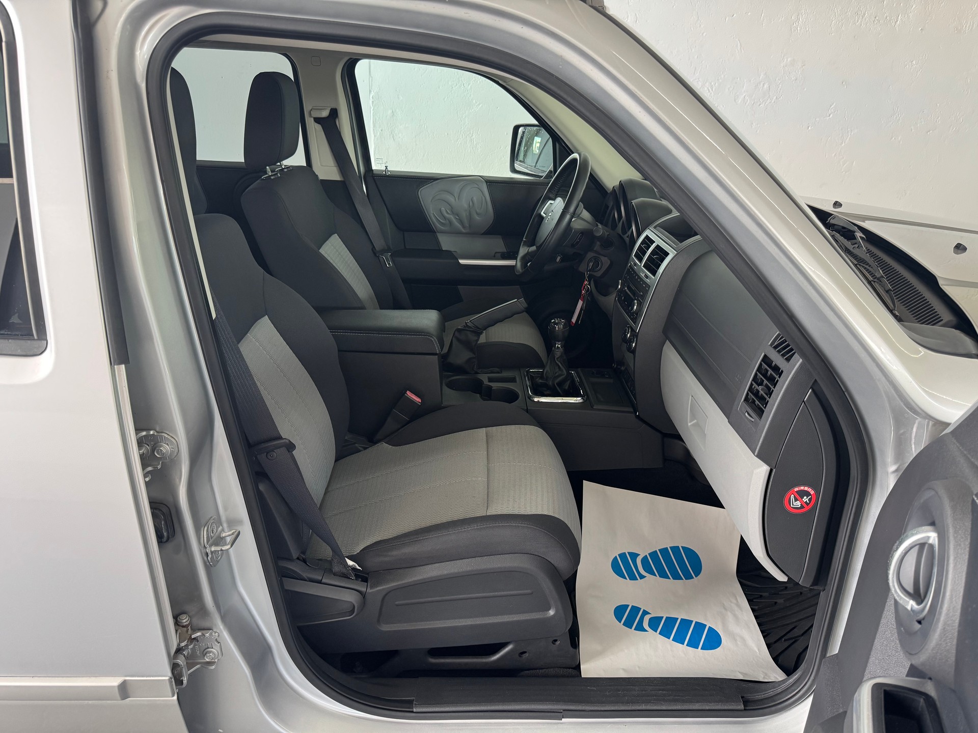 DODGE Nitro 2.8 CRD SXT-image-17