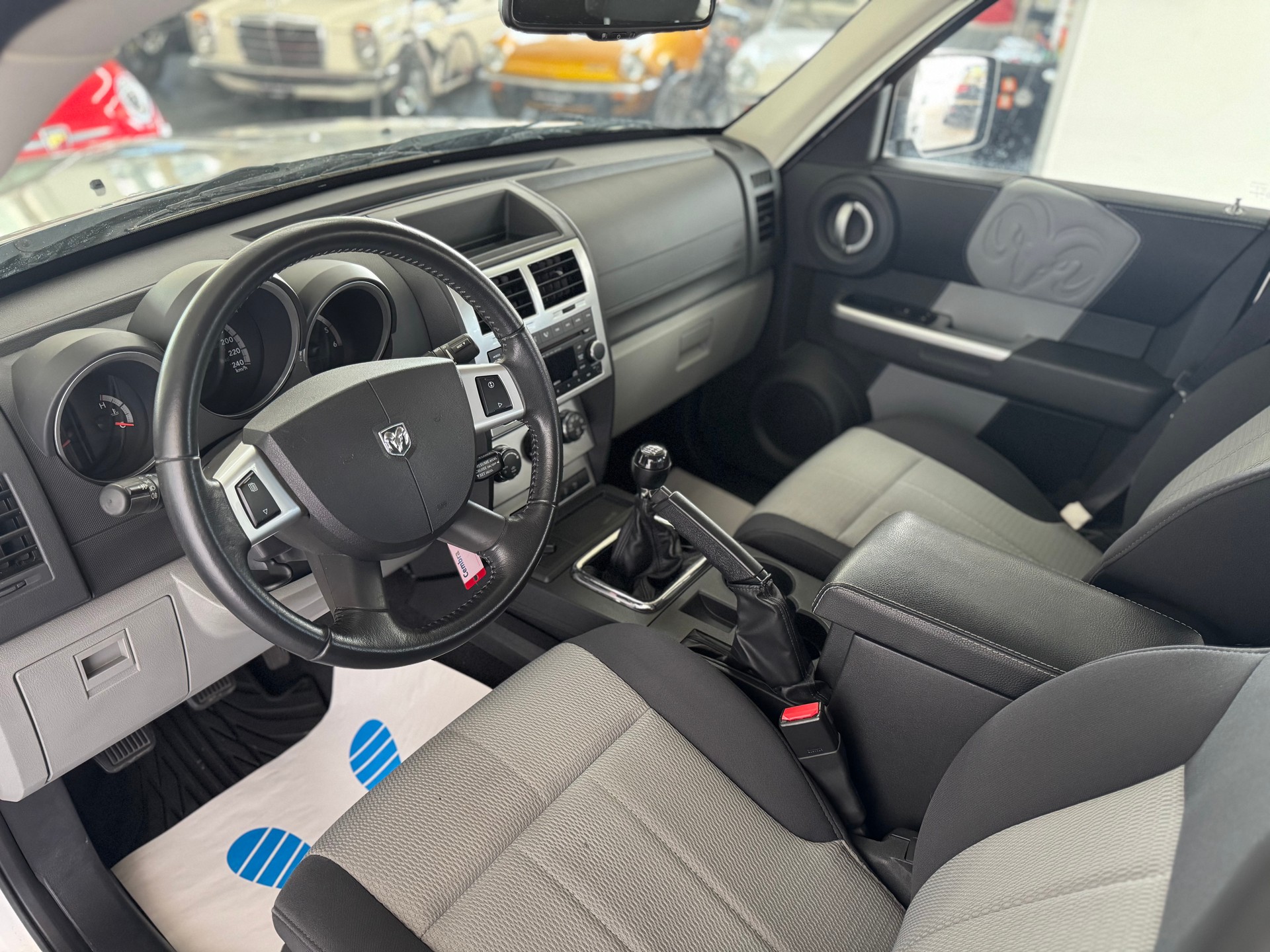 DODGE Nitro 2.8 CRD SXT-image-12