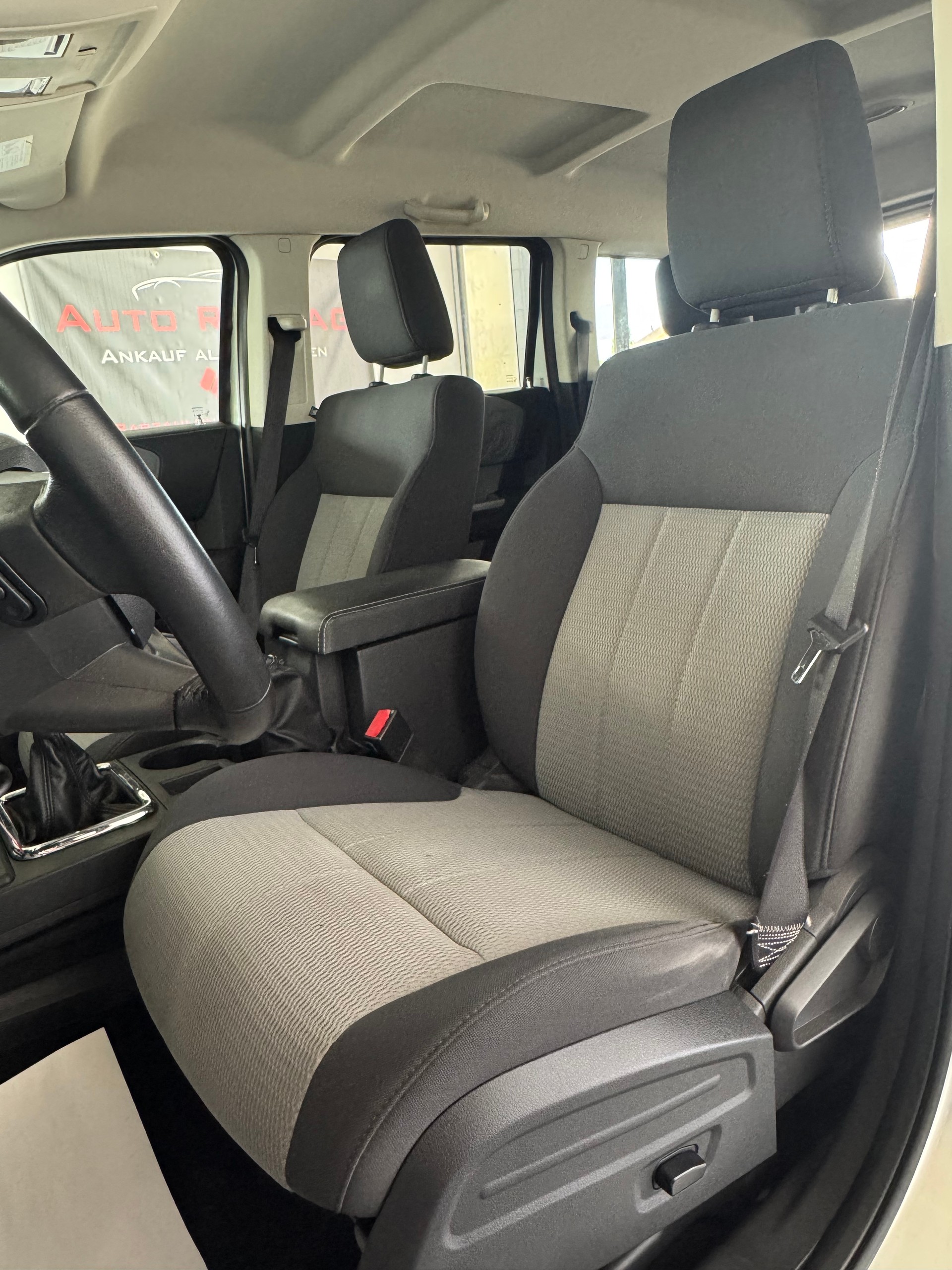 DODGE Nitro 2.8 CRD SXT-image-16