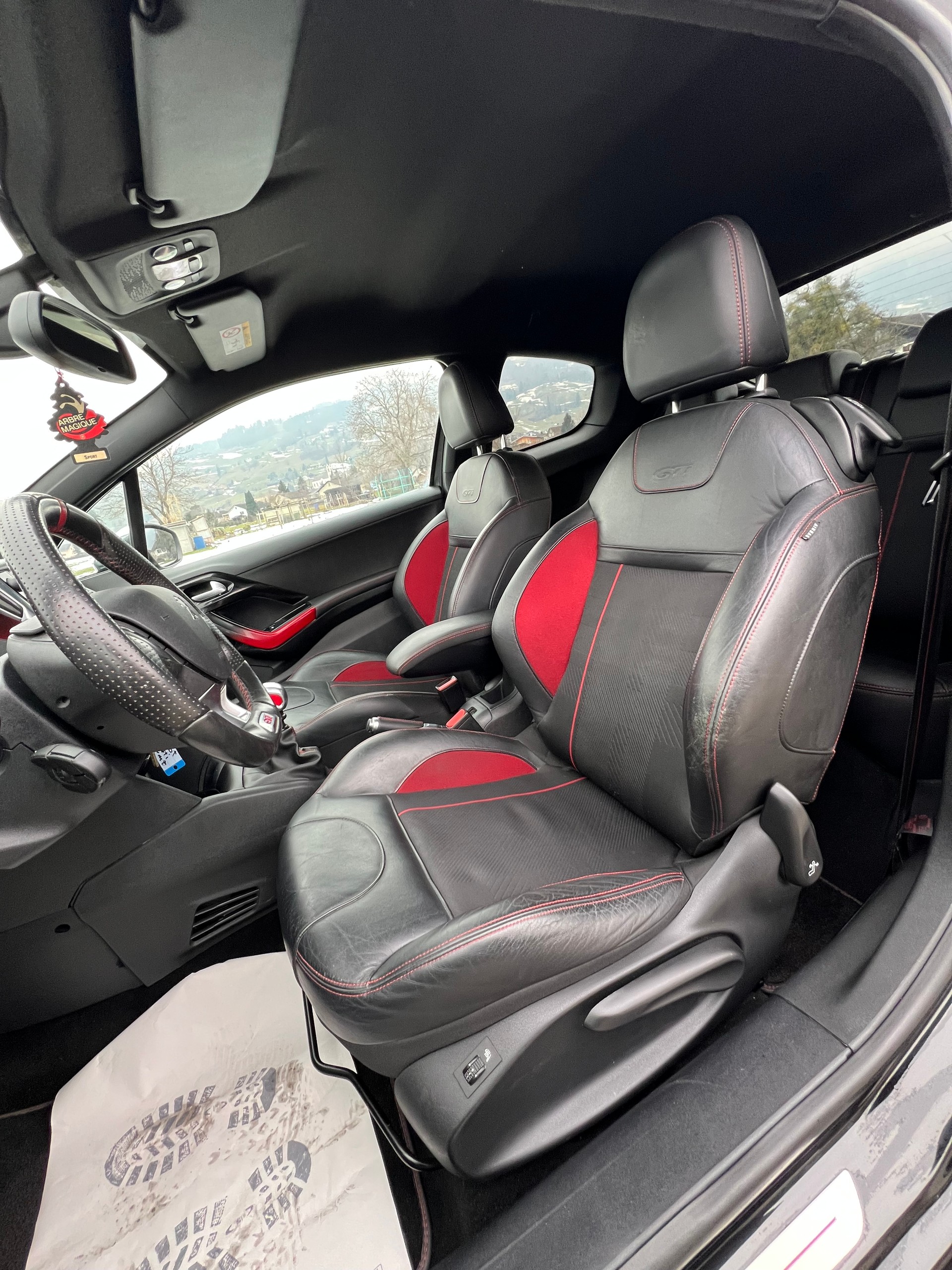 PEUGEOT 208 1.6 Turbo GTi-image-10