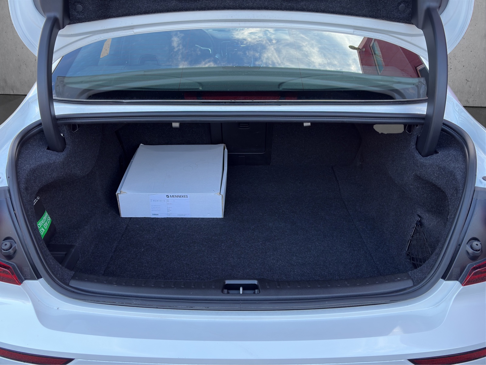 VOLVO S60 2.0 T8 TE Ultimate Dark eAWD-image-13