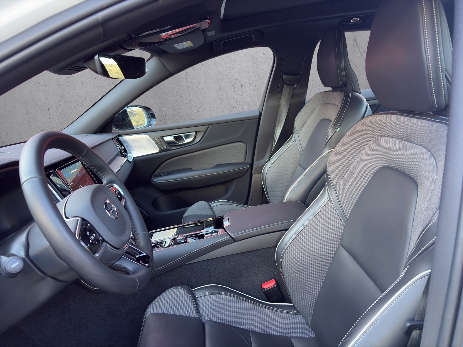 VOLVO S60 2.0 T8 TE Ultimate Dark eAWD-image-7