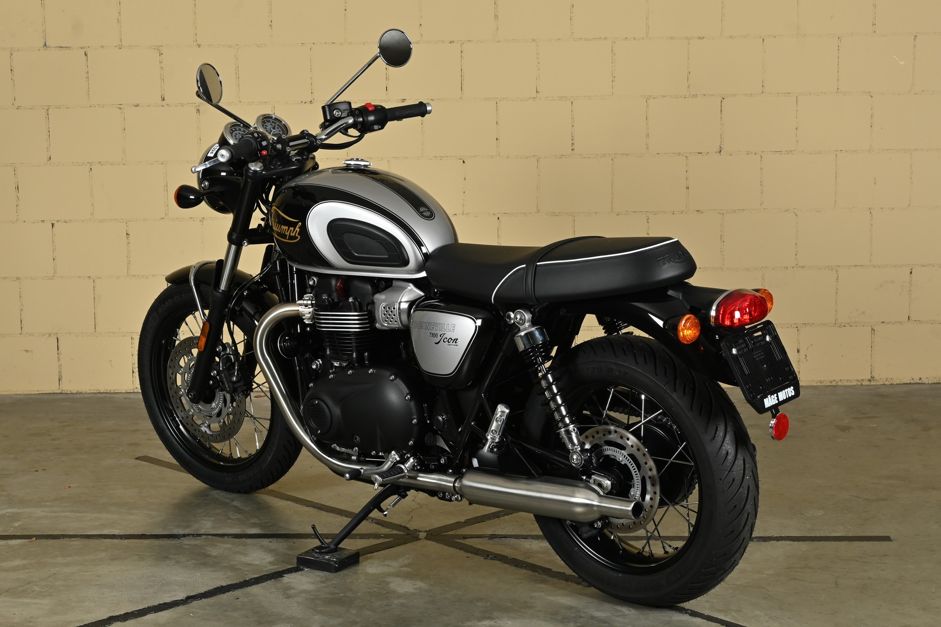 TRIUMPH Bonneville 900 T 100 Special Edition-image-4