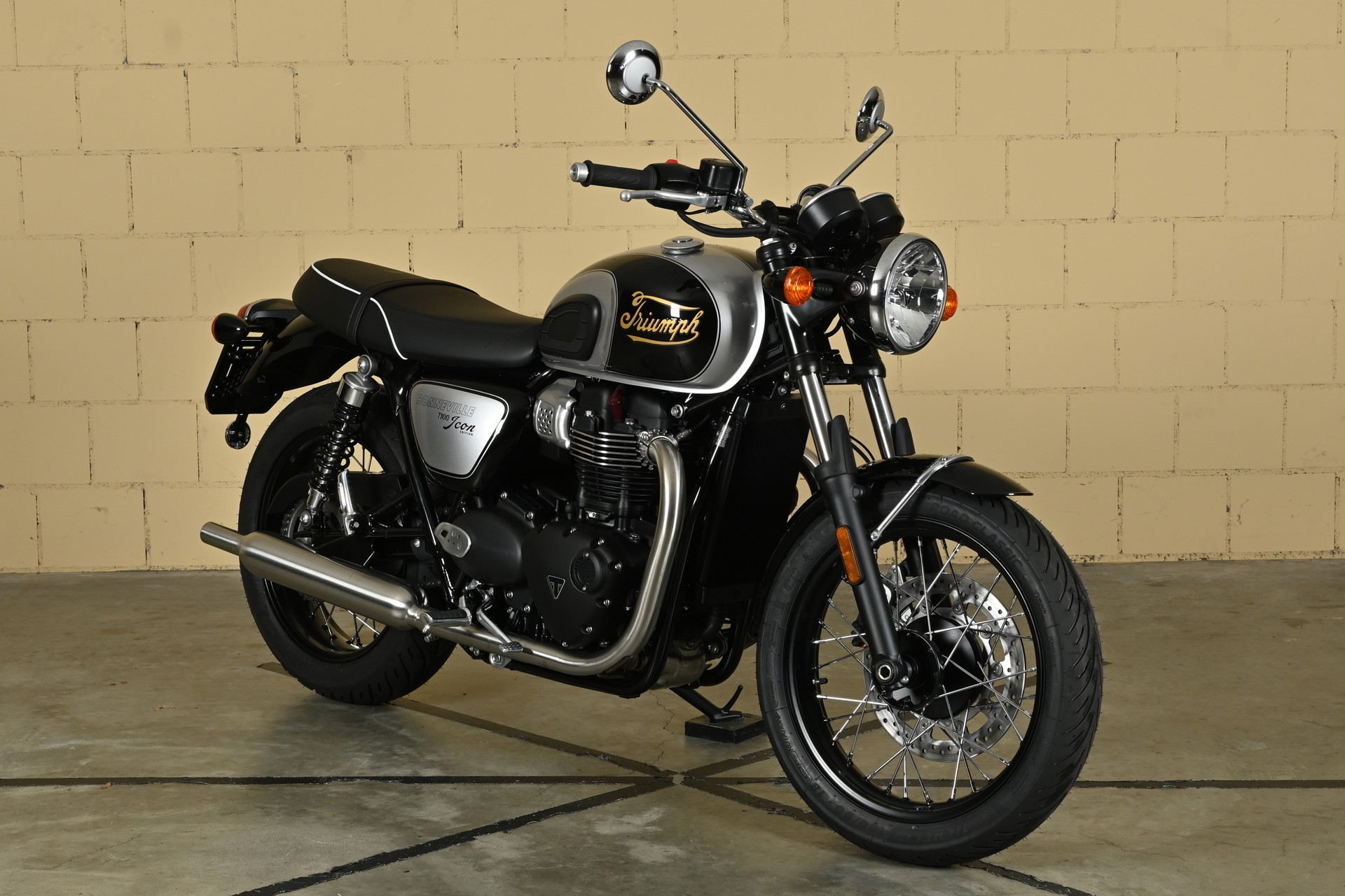 TRIUMPH Bonneville 900 T 100 Special Edition-showroom-element-1