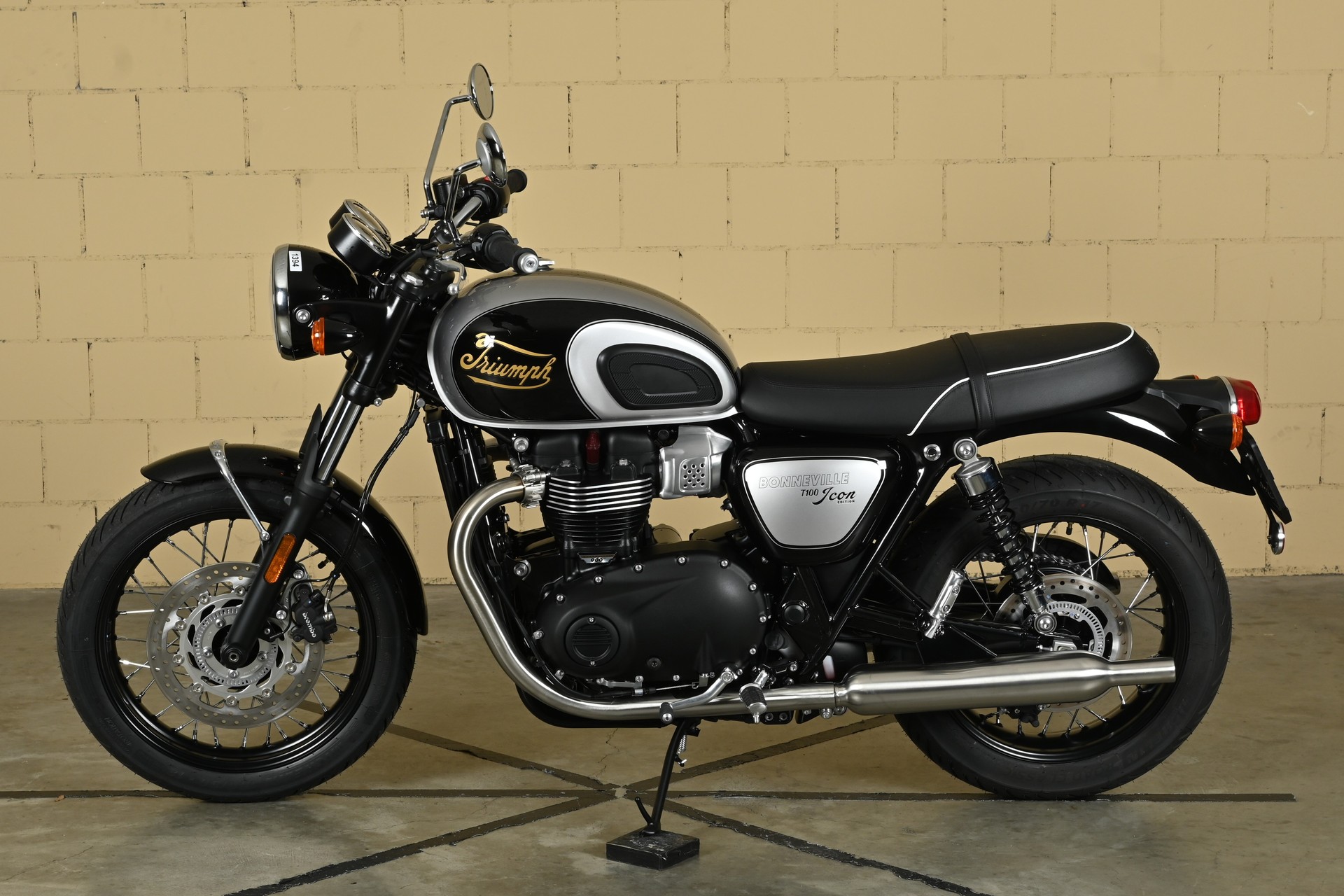 TRIUMPH Bonneville 900 T 100 Special Edition-showroom-element-3