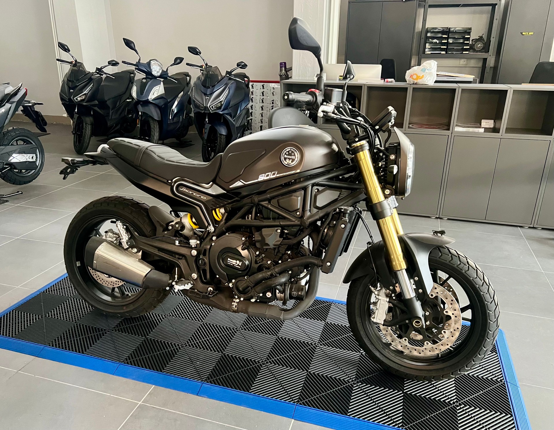 BENELLI Leoncino 800