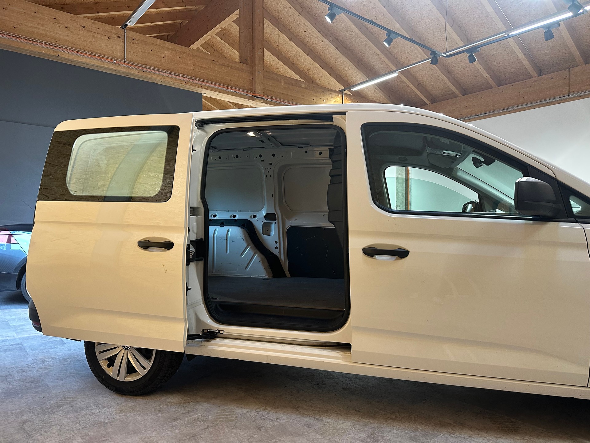 VW Caddy Cargo Maxi 2.0TDI/Inkl. fortlaufende Werksgarantie bis Ende Juli 2026!-image-7