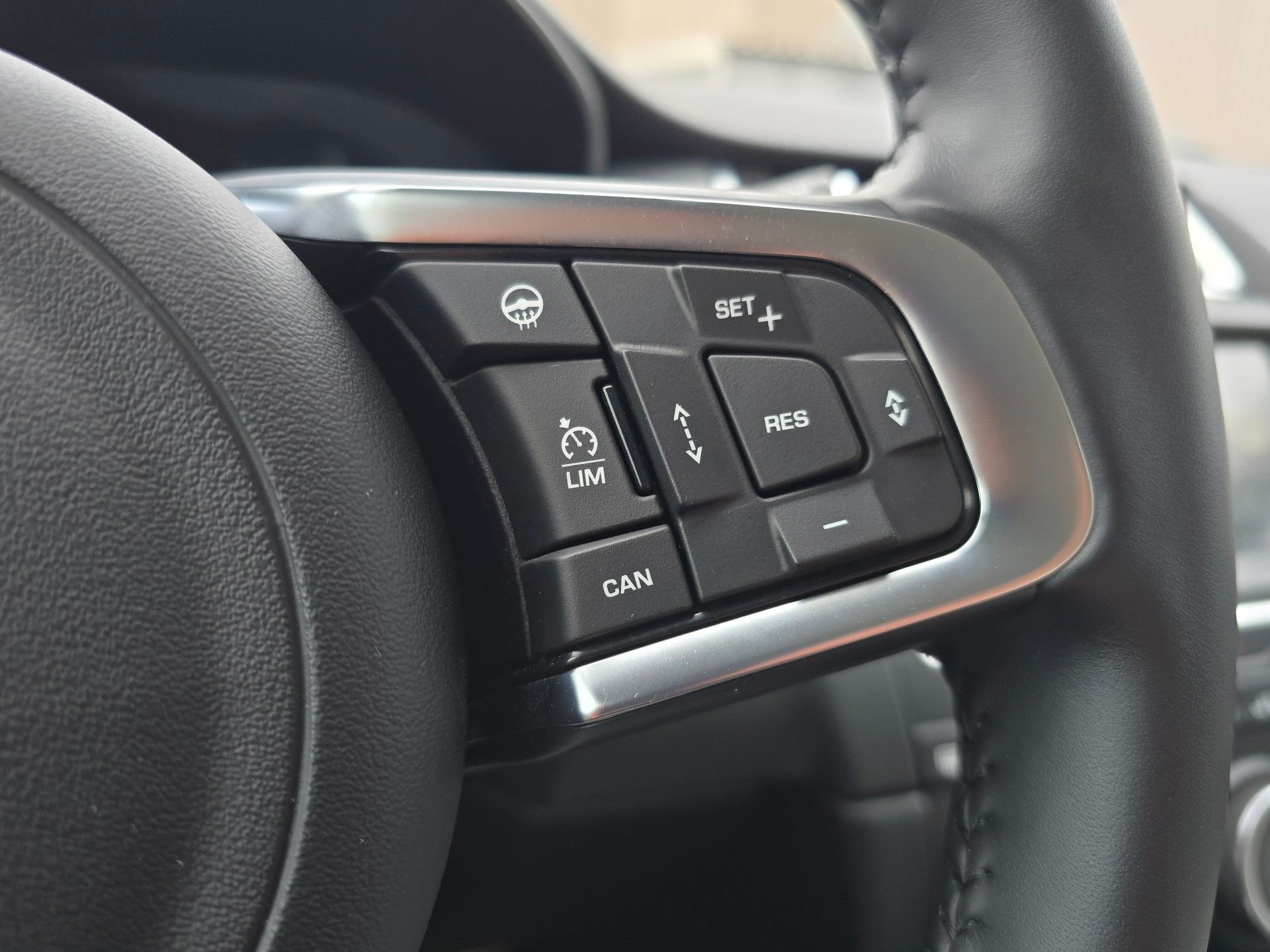 JAGUAR E-Pace 2.0d D150 R-Dynamic S AWD Automatik-image-24