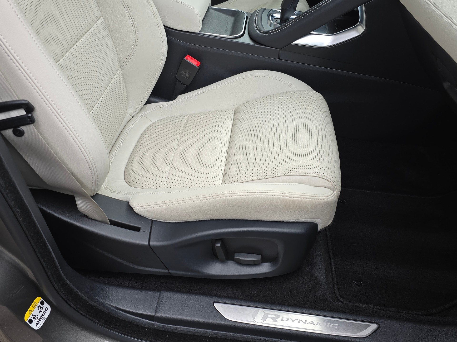 JAGUAR E-Pace 2.0d D150 R-Dynamic S AWD Automatik-image-28