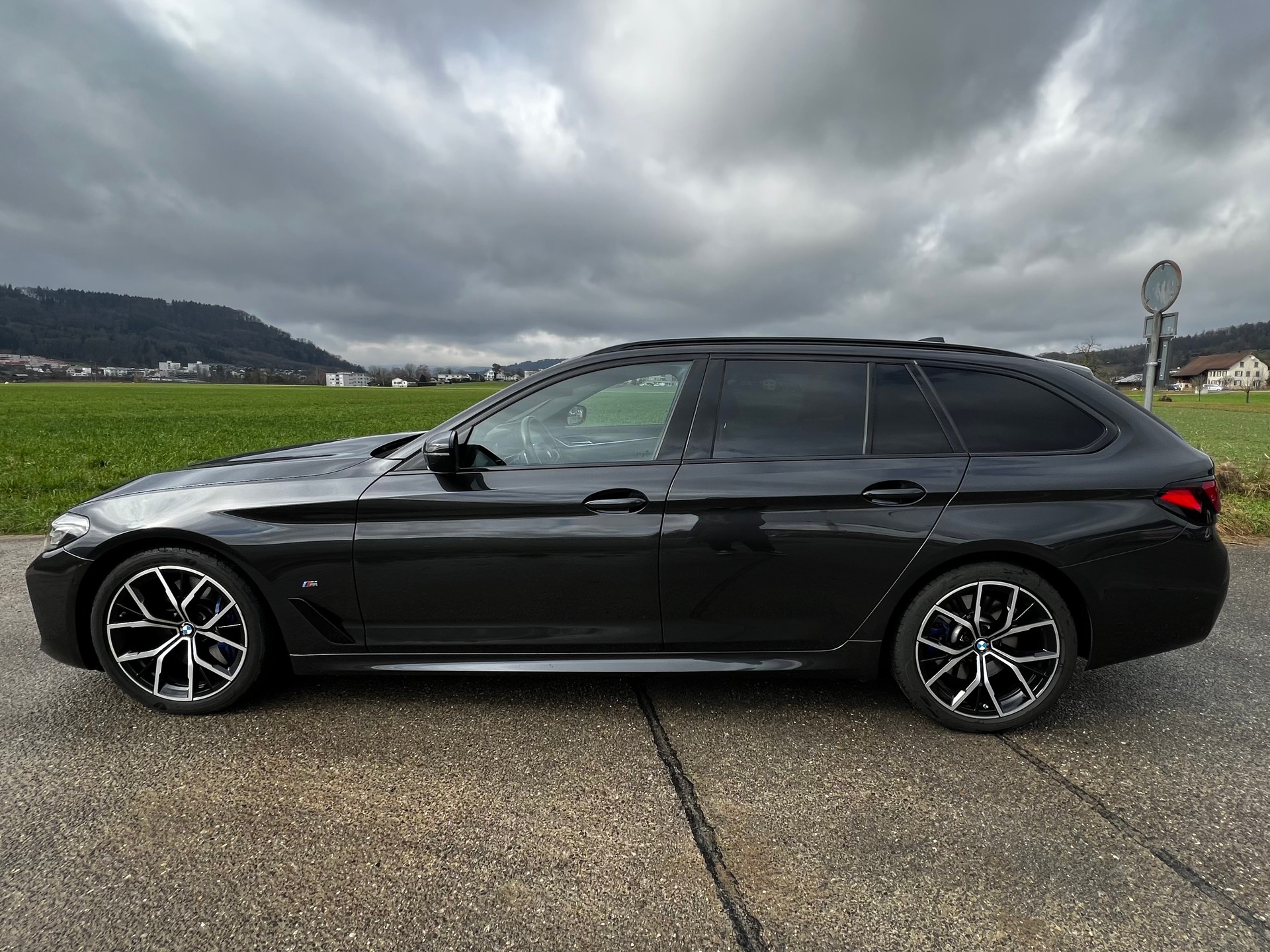 BMW 530d xDrive 48V Touring Pure M Sport Steptronic-image-1