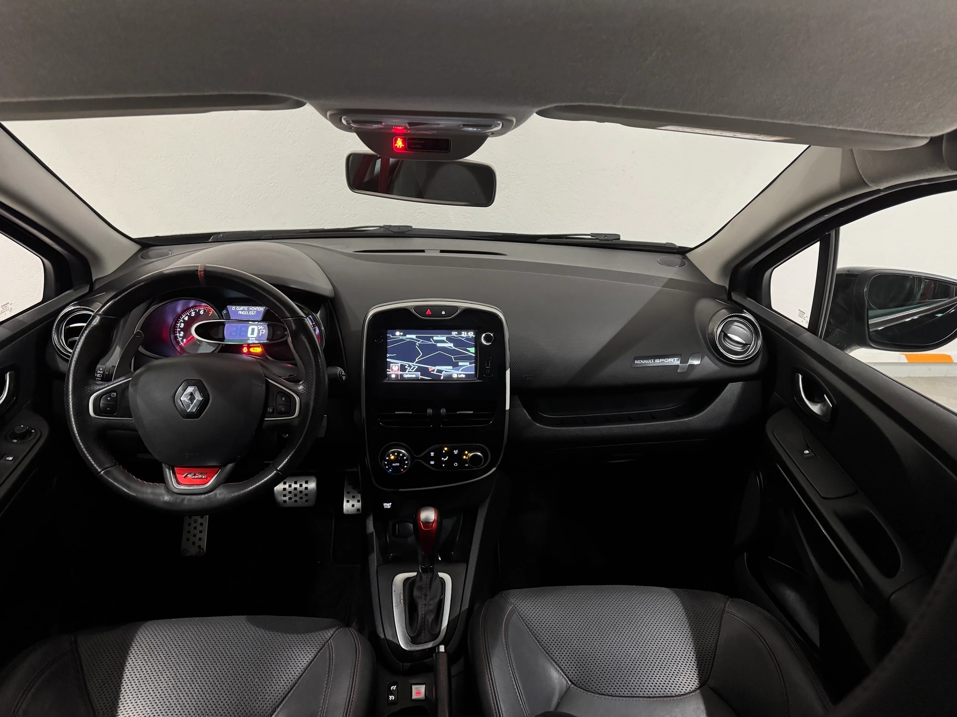 RENAULT Clio 1.6 T RS 220 Trophy EDC-image-10