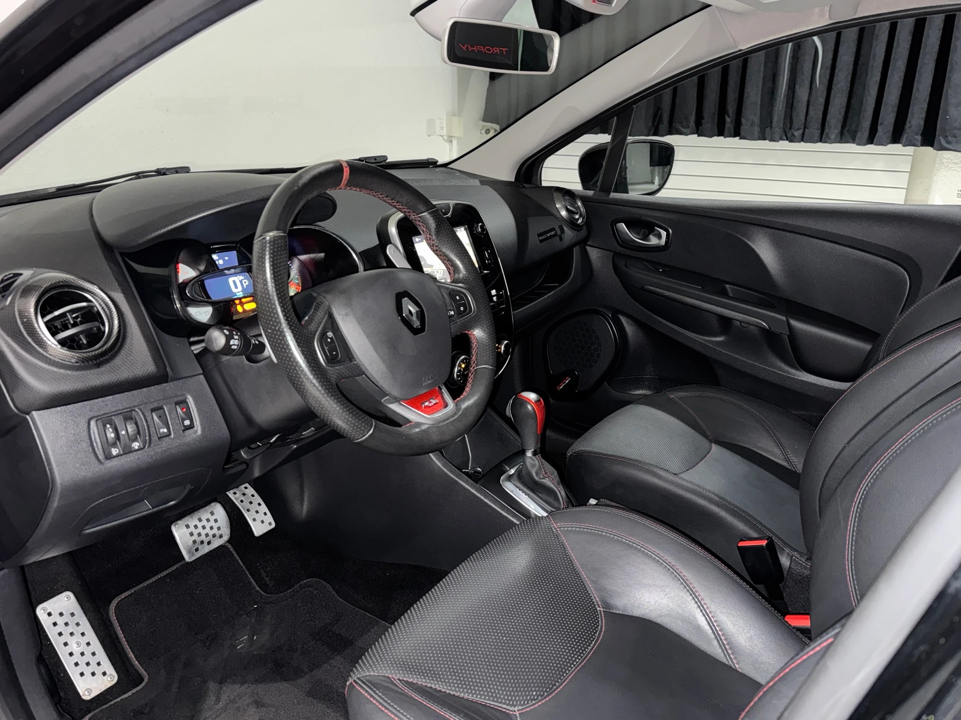 RENAULT Clio 1.6 T RS 220 Trophy EDC-image-8
