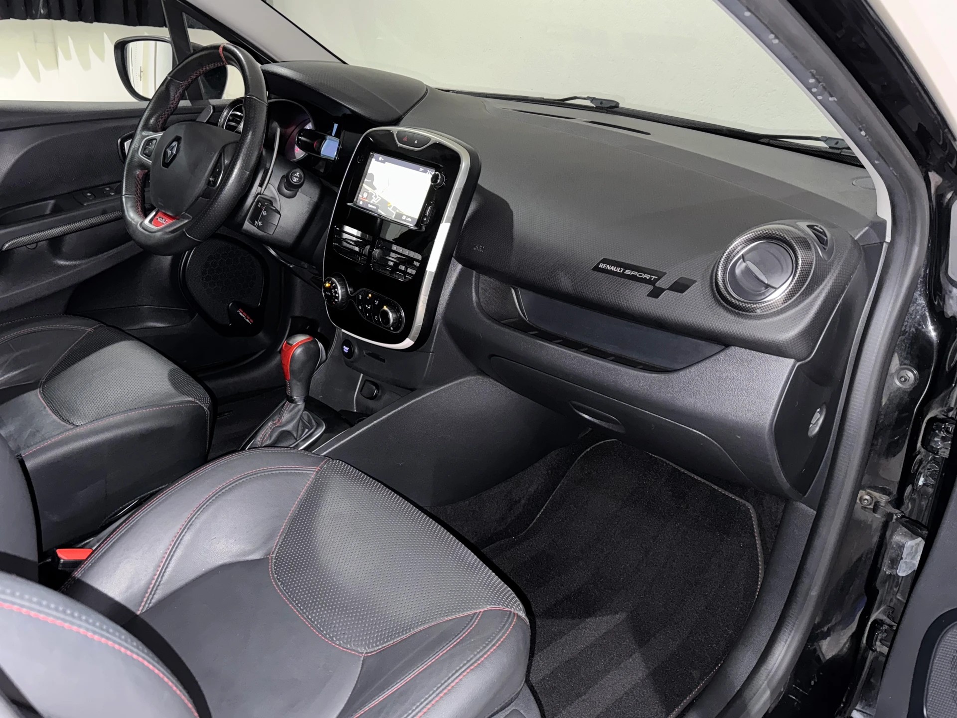 RENAULT Clio 1.6 T RS 220 Trophy EDC-image-9
