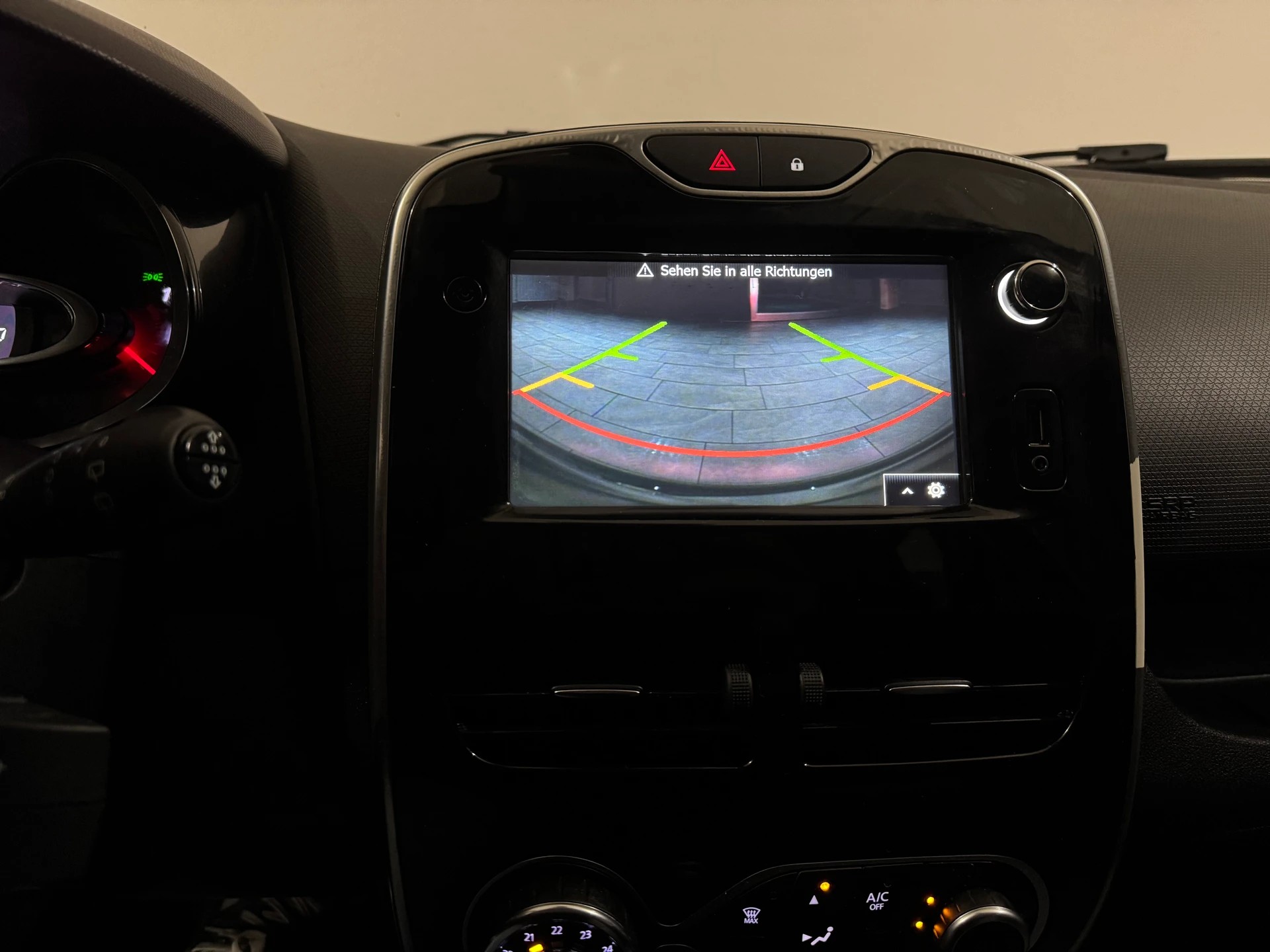 RENAULT Clio 1.6 T RS 220 Trophy EDC-image-13