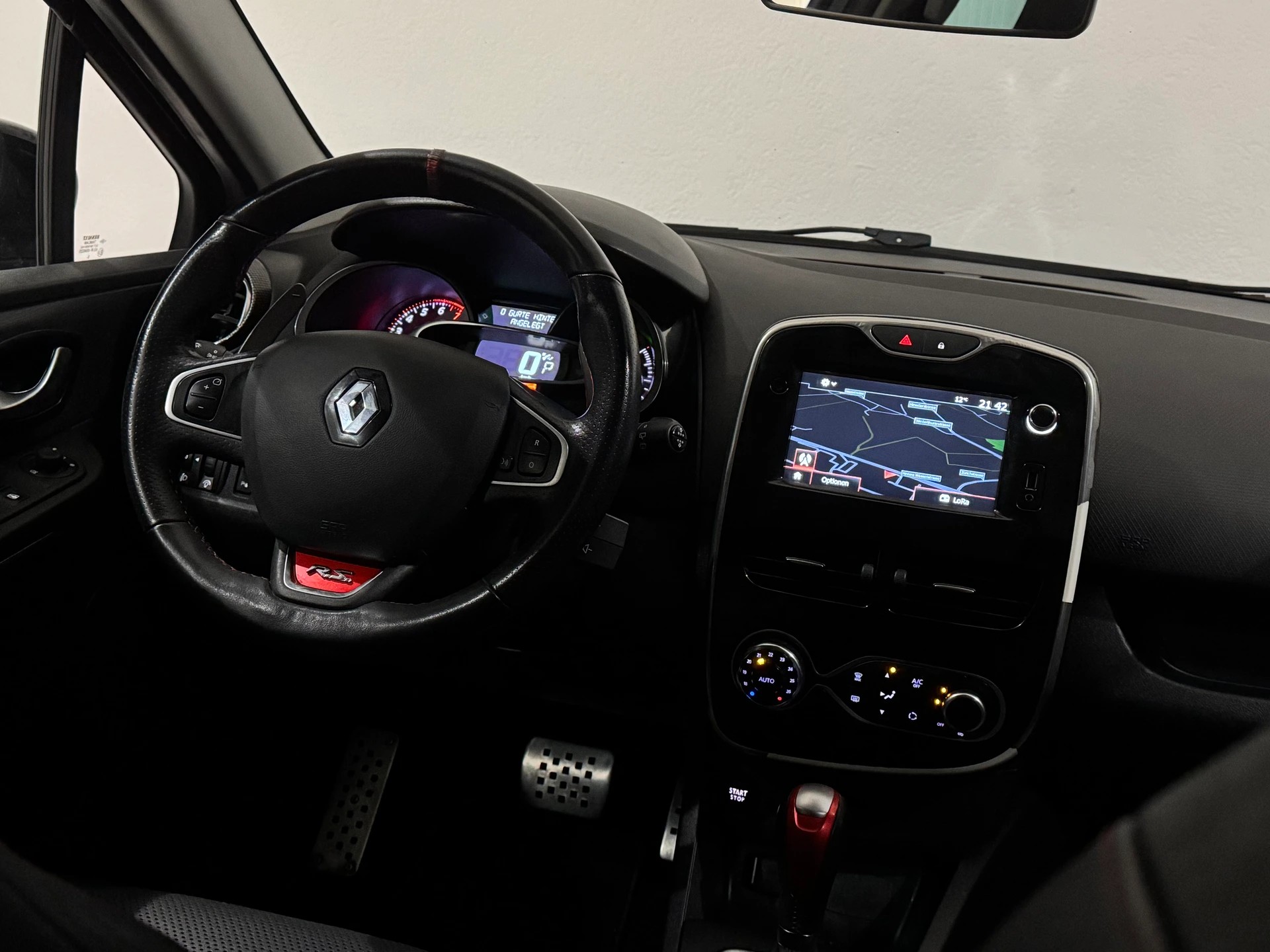 RENAULT Clio 1.6 T RS 220 Trophy EDC-image-12