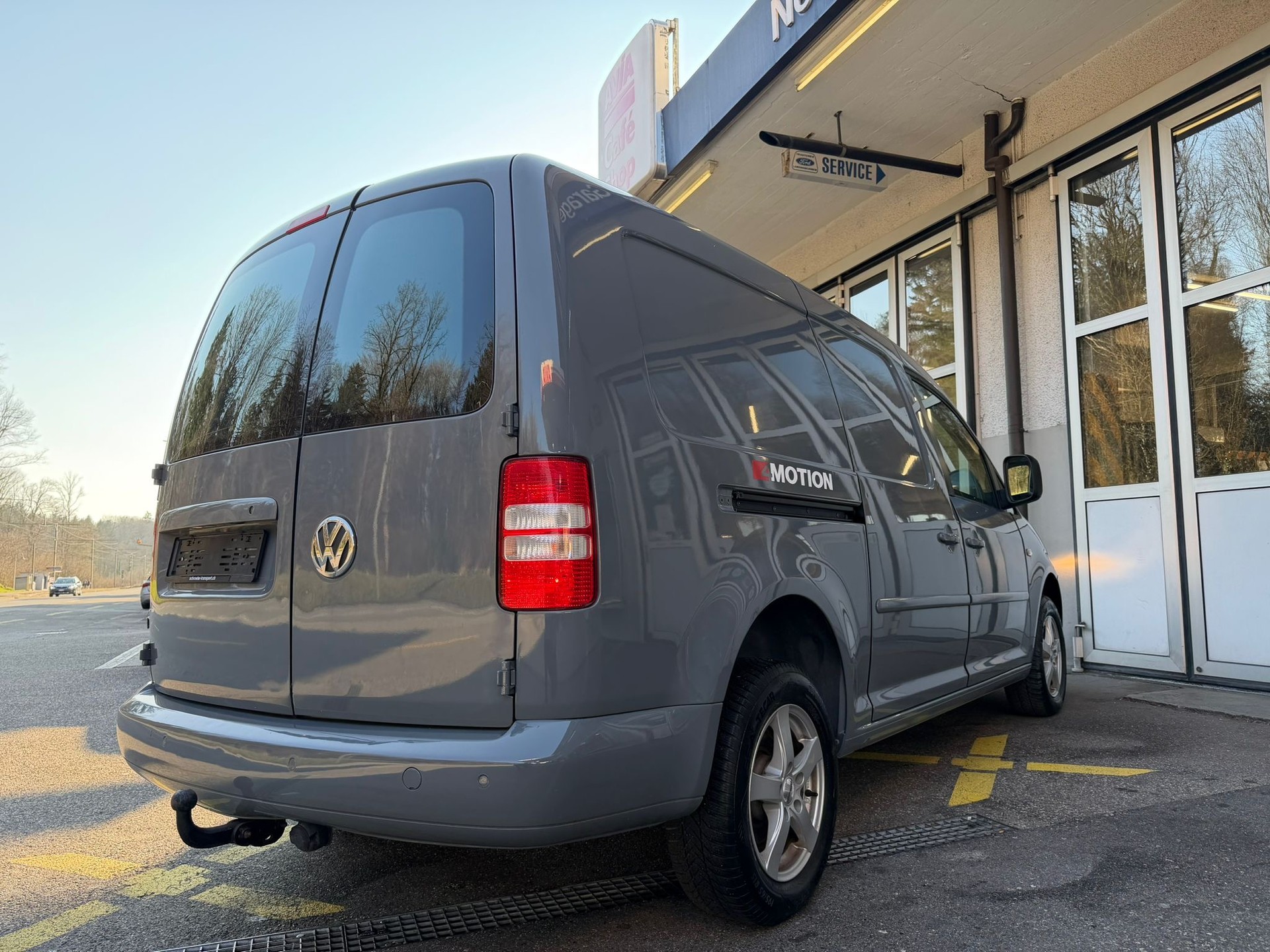 VW Caddy Maxi 2.0 TDI 4Motion-image-4