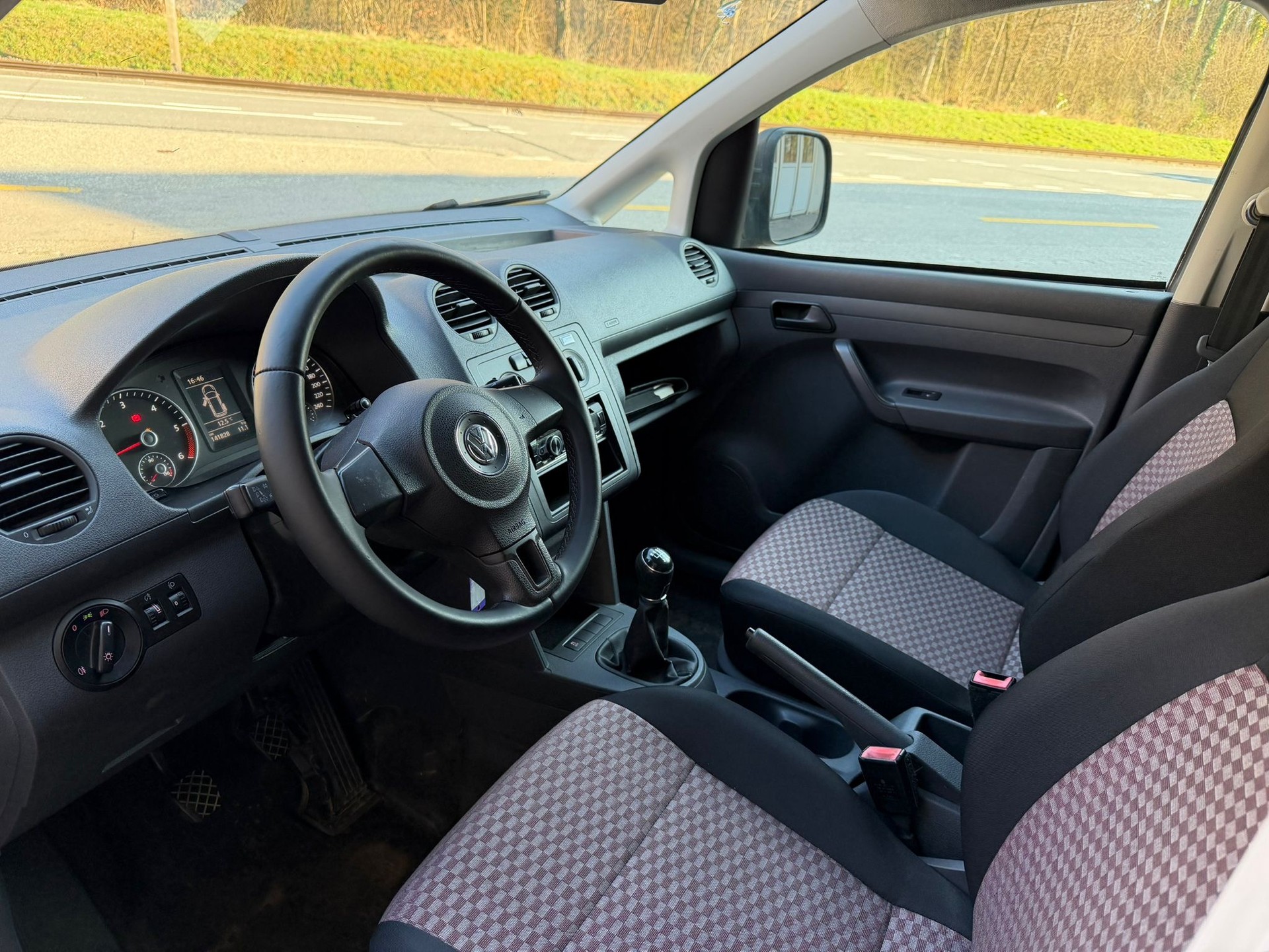 VW Caddy Maxi 2.0 TDI 4Motion-image-6