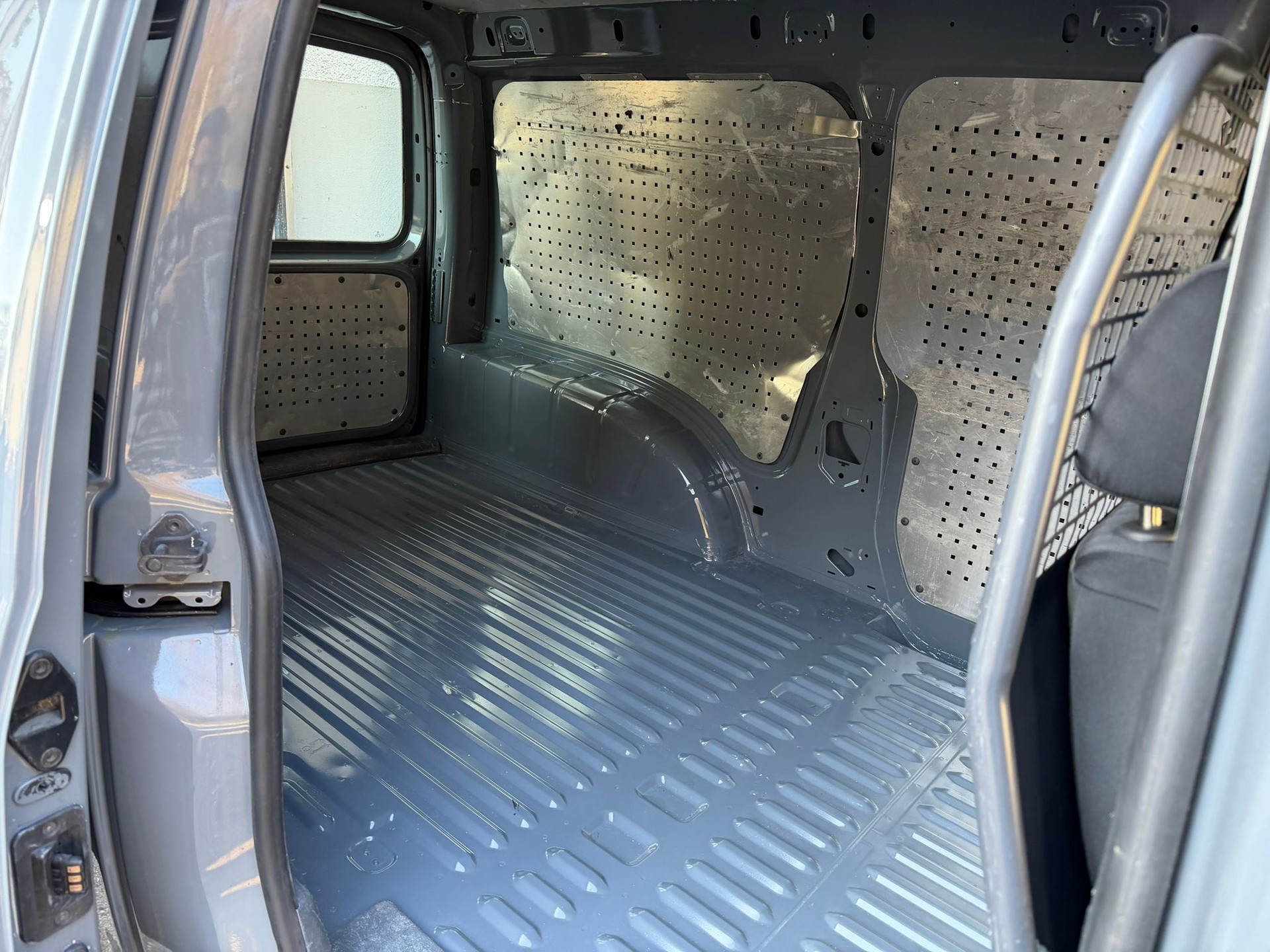 VW Caddy Maxi 2.0 TDI 4Motion-image-11