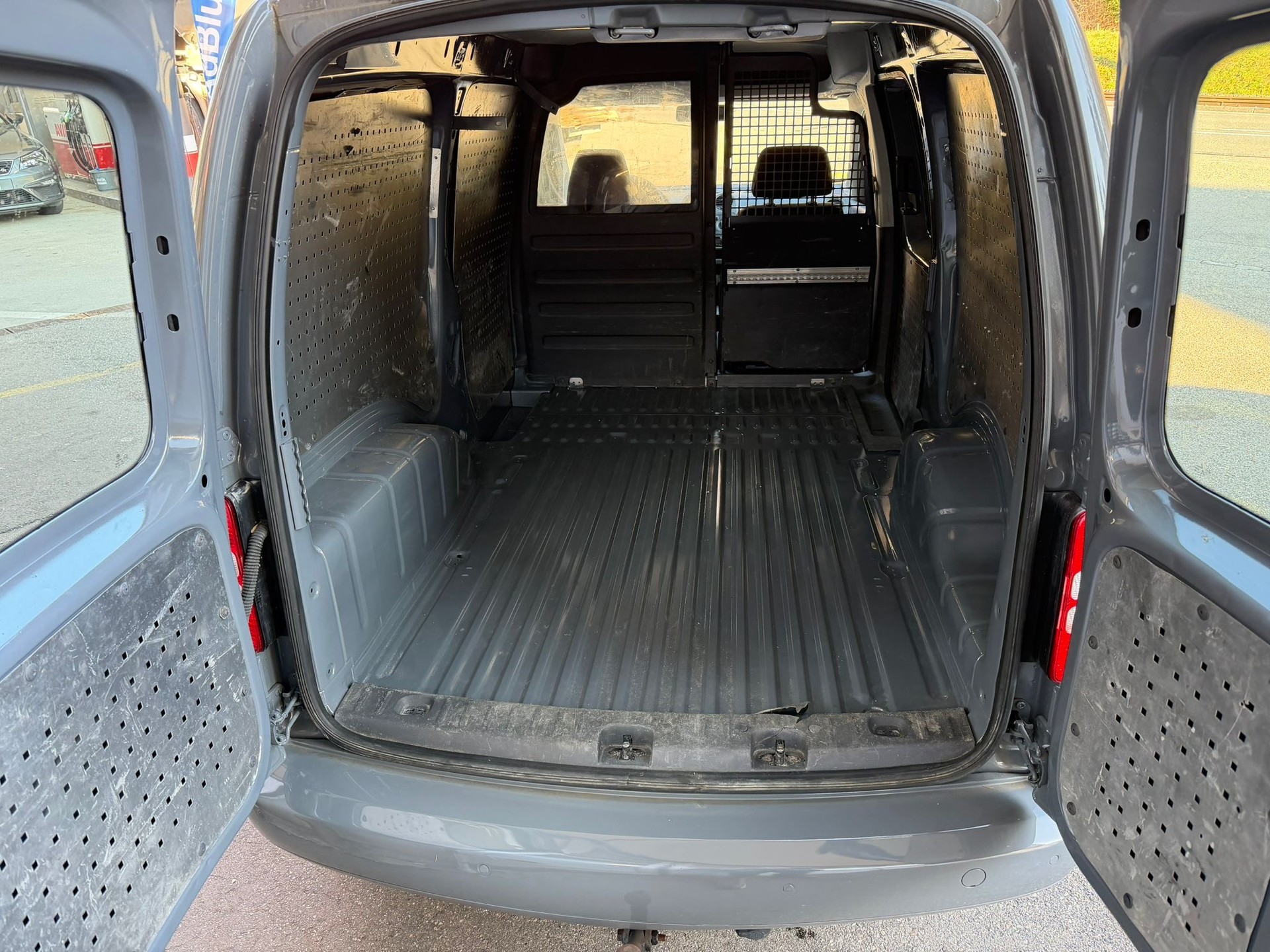 VW Caddy Maxi 2.0 TDI 4Motion-image-12