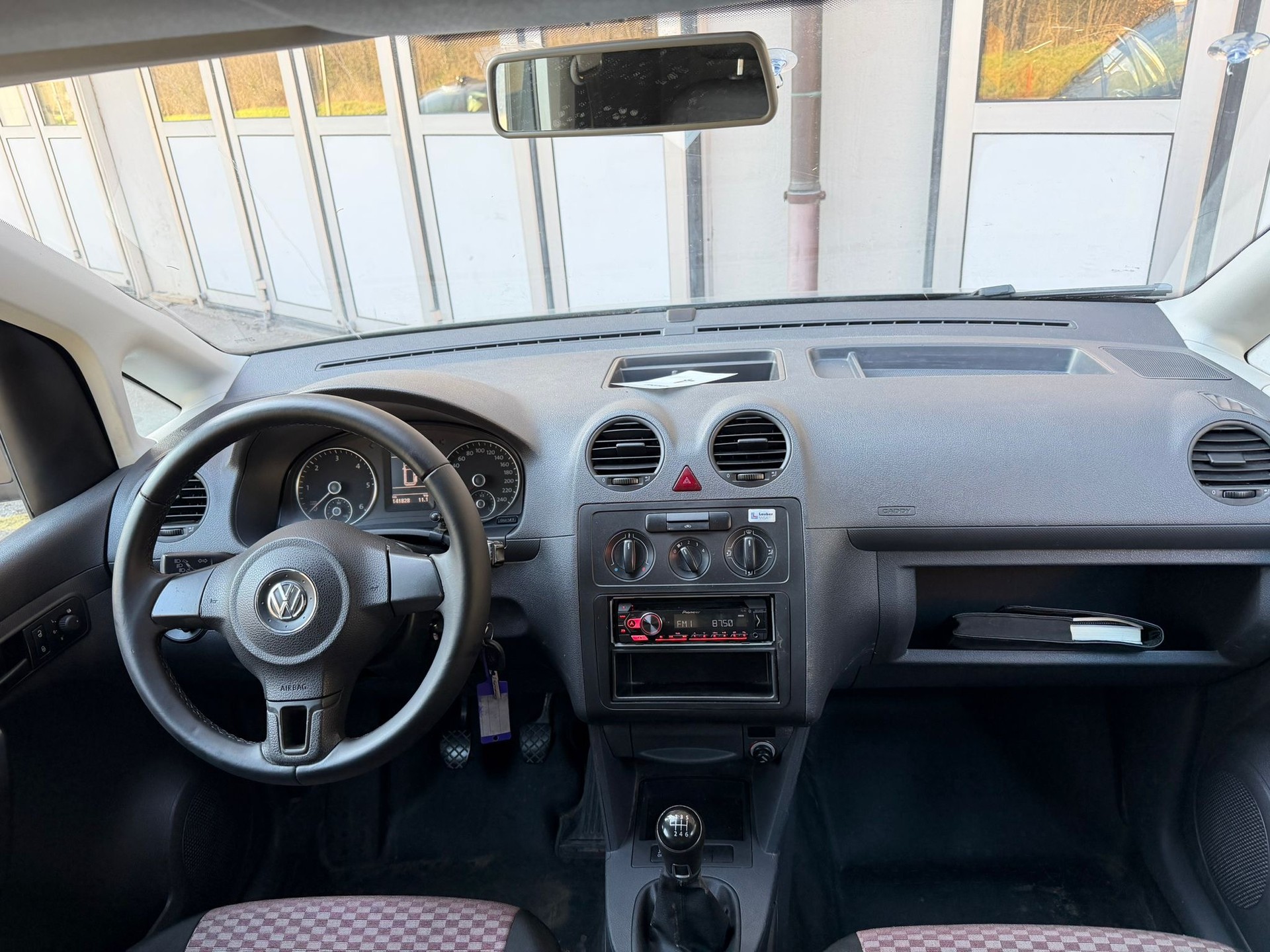VW Caddy Maxi 2.0 TDI 4Motion-image-8