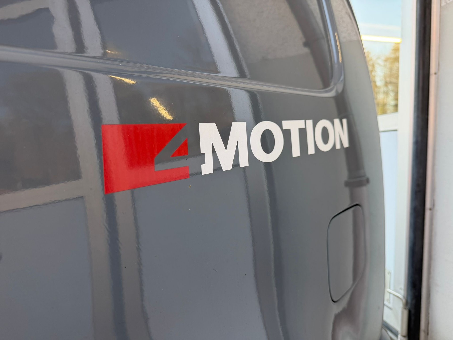 VW Caddy Maxi 2.0 TDI 4Motion-image-2