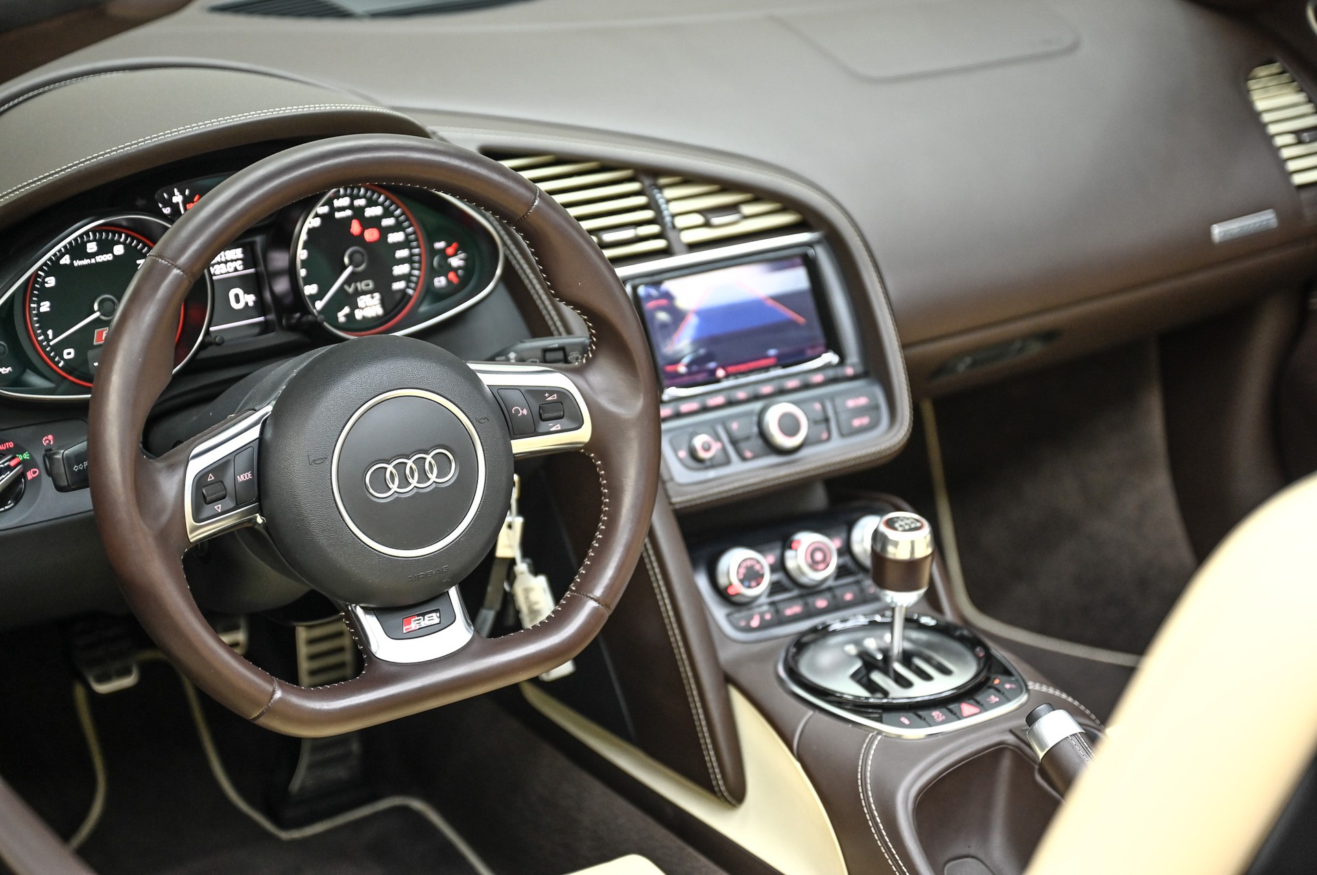 AUDI R8 Spyder 5.2 FSI V10 quattro-image-21