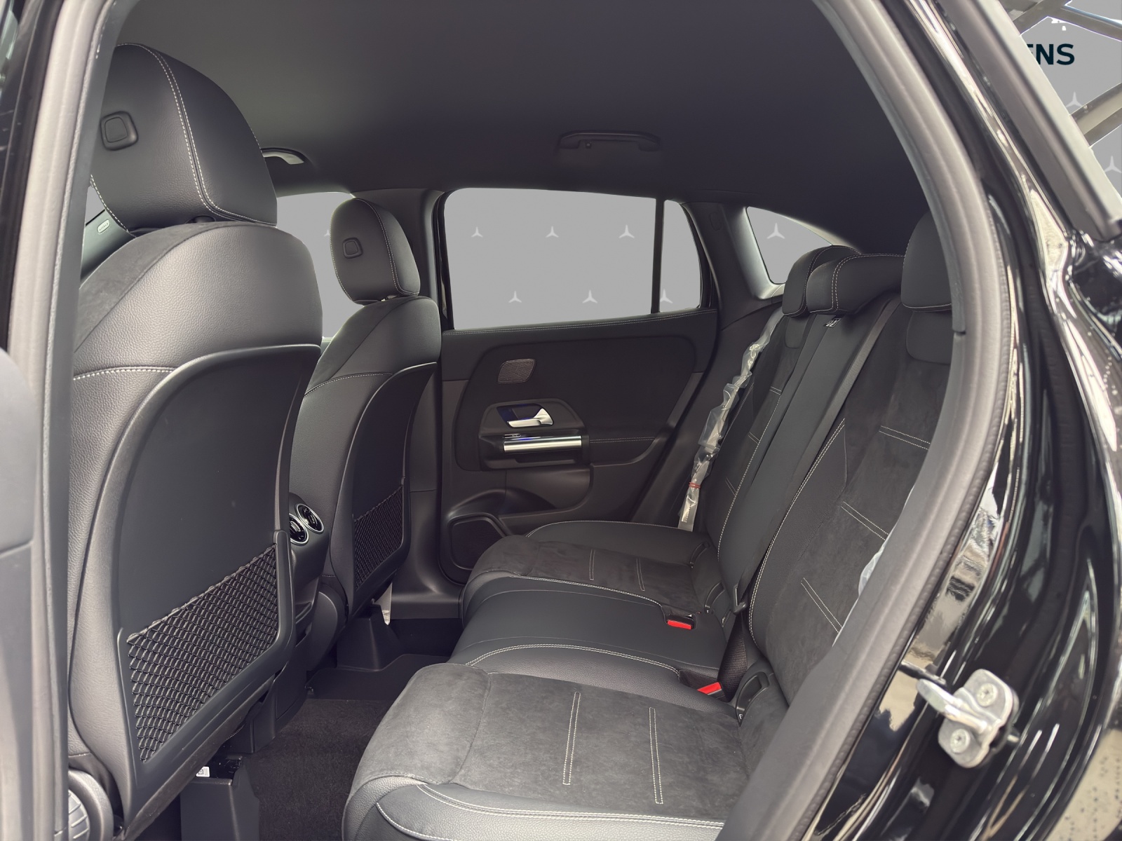 MERCEDES-BENZ GLA 200 - AMG / DISTRONIC / 360 Grad Kamera / Soundsystem-image-14
