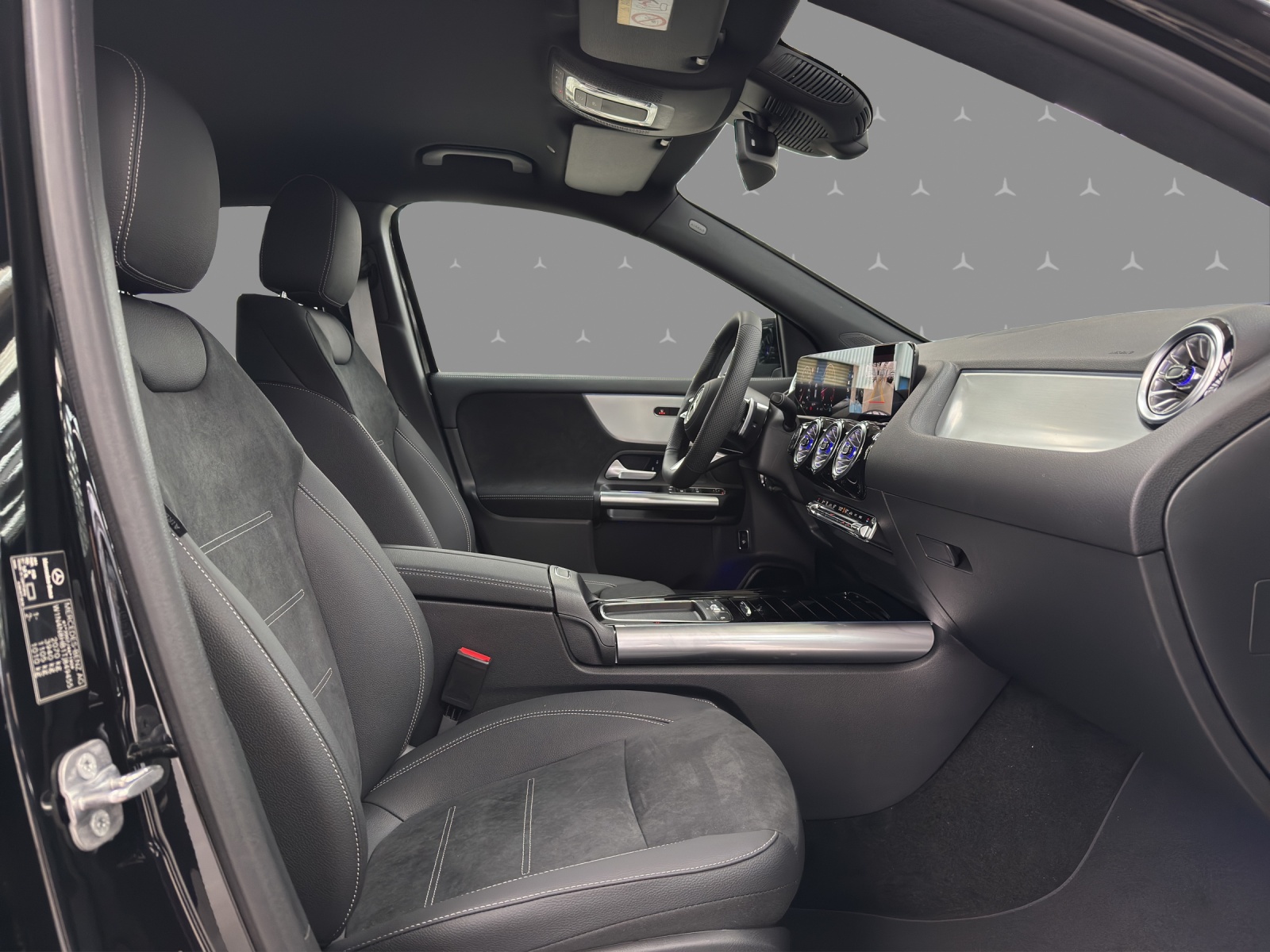 MERCEDES-BENZ GLA 200 - AMG / DISTRONIC / 360 Grad Kamera / Soundsystem-image-15