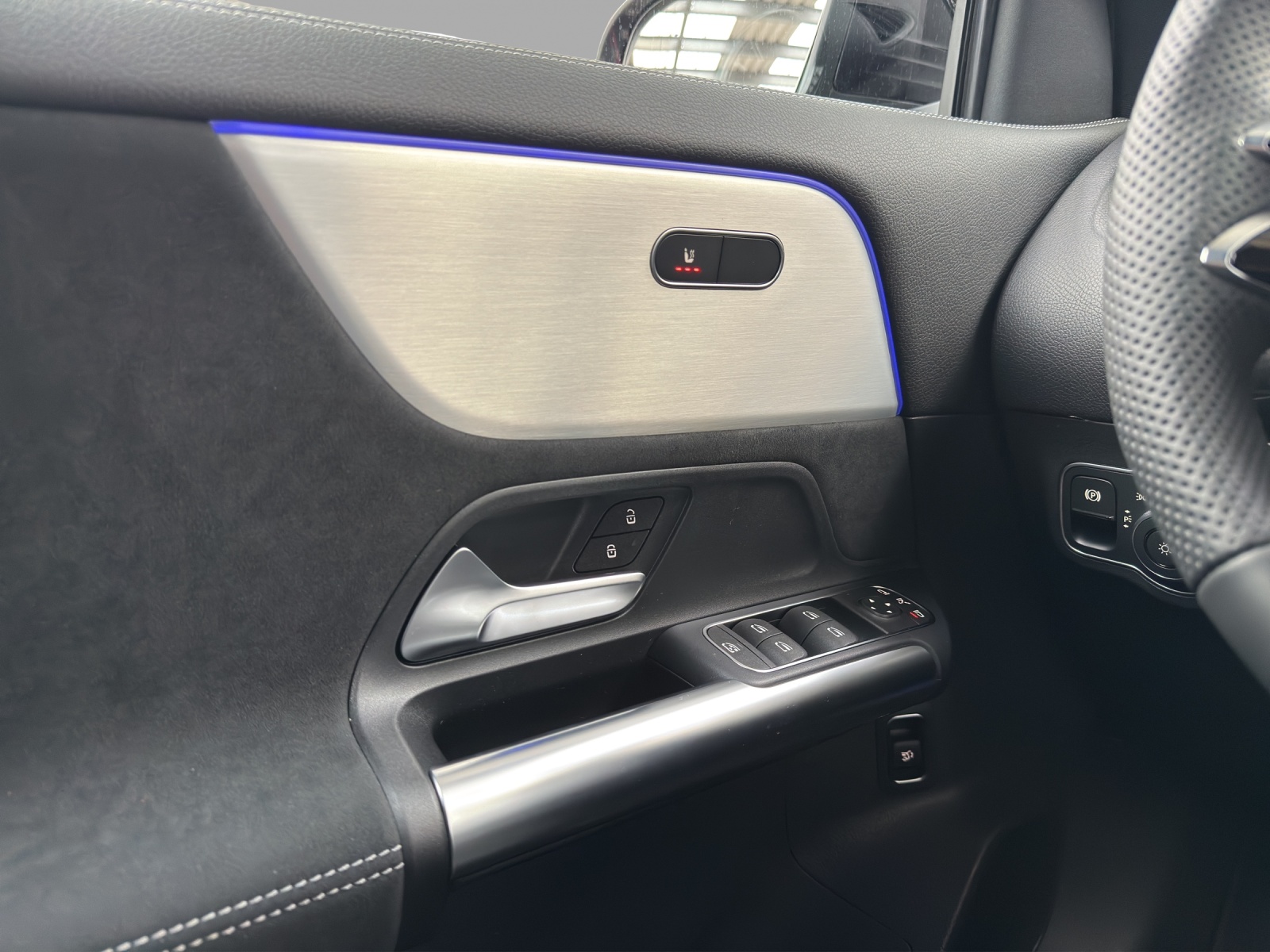 MERCEDES-BENZ GLA 200 - AMG / DISTRONIC / 360 Grad Kamera / Soundsystem-image-13