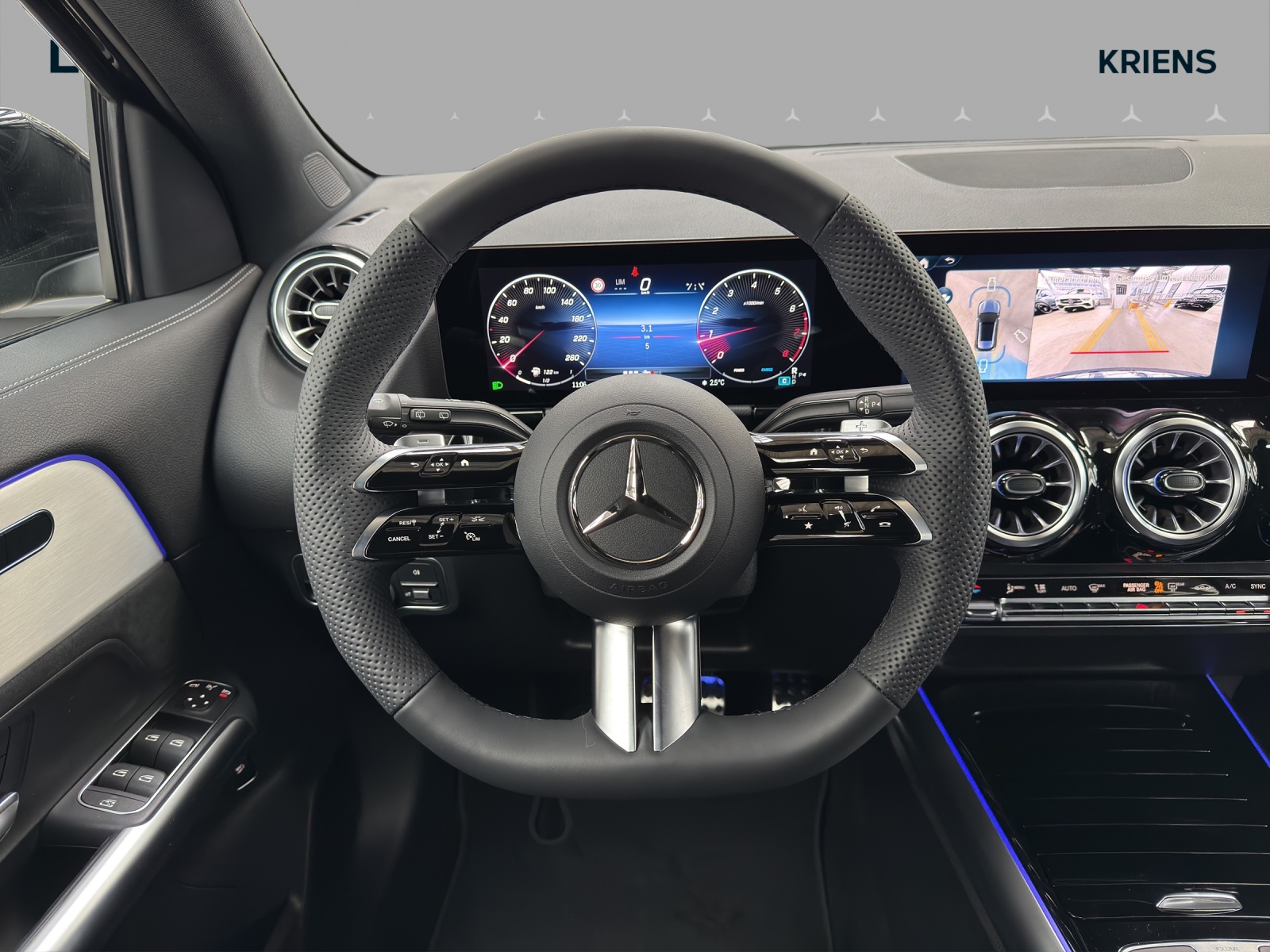MERCEDES-BENZ GLA 200 - AMG / DISTRONIC / 360 Grad Kamera / Soundsystem-image-10