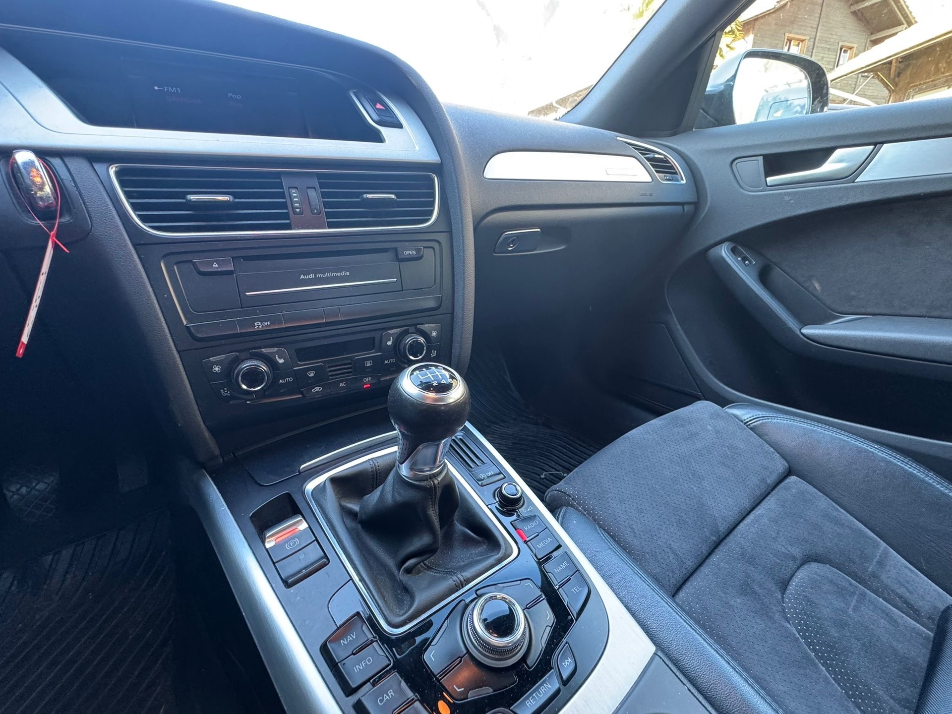 AUDI A4 Avant 2.0 TFSI quattro-image-14
