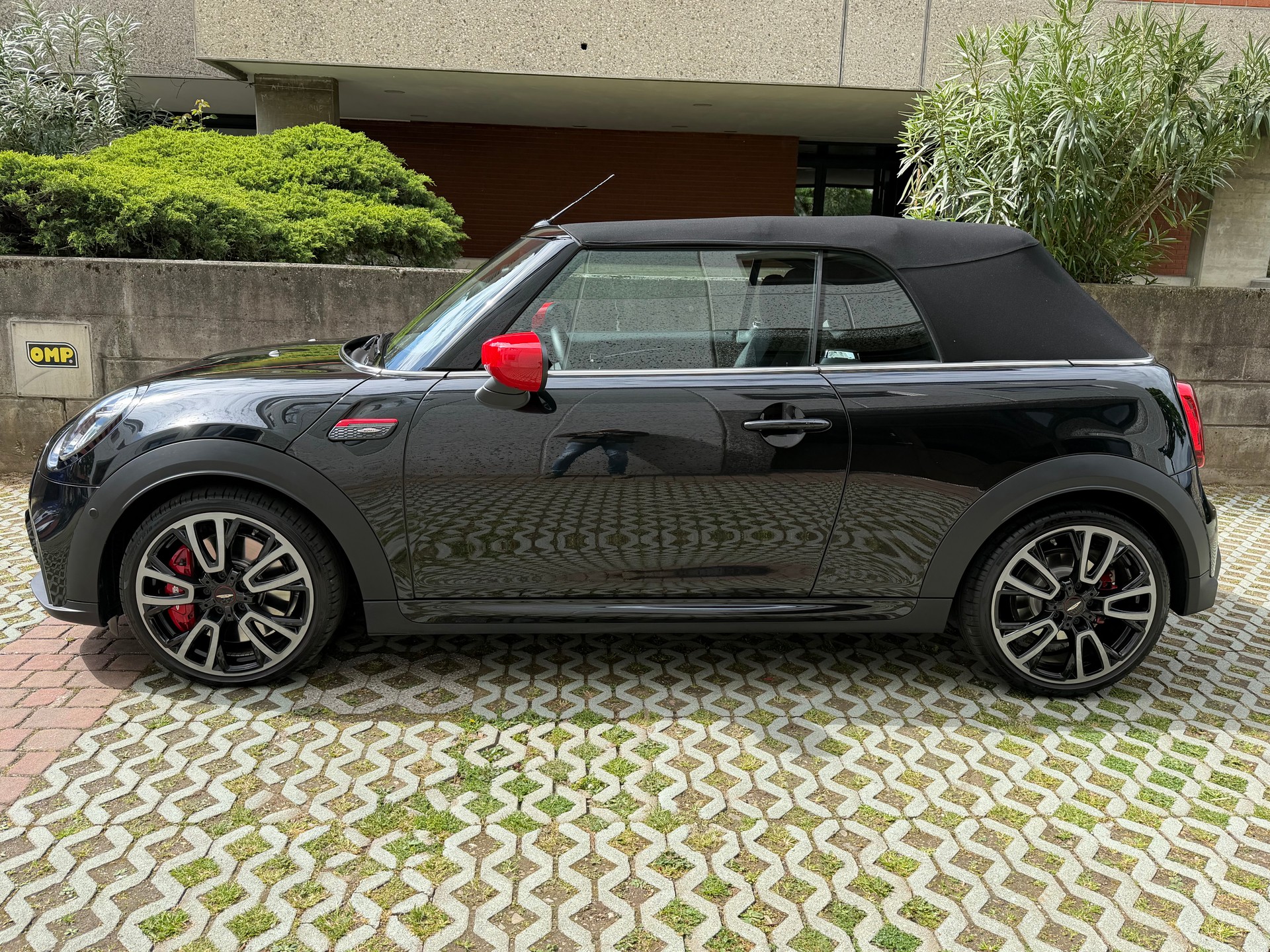 MINI Cooper John Cooper Works Cabriolet Steptronic-image-2