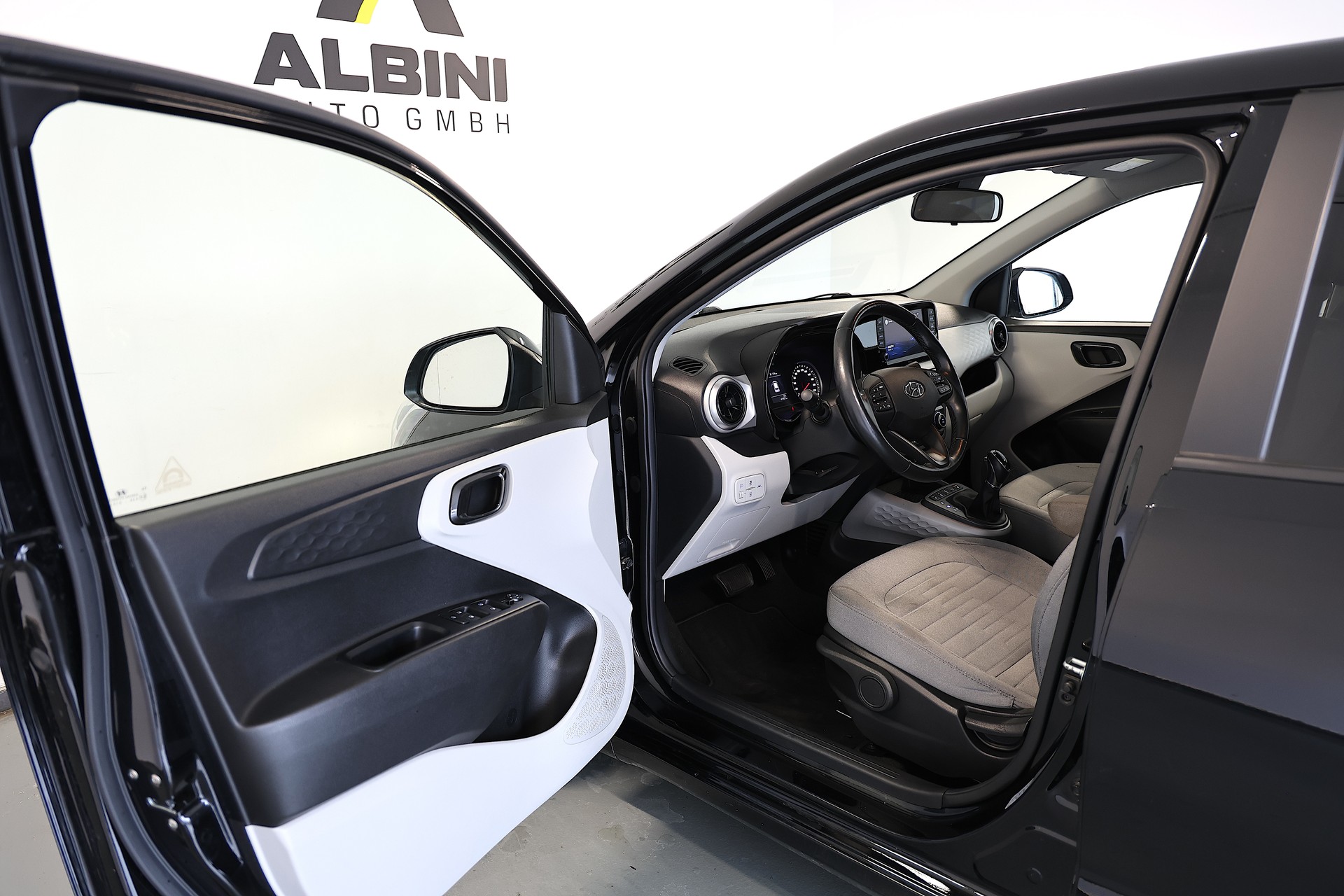 HYUNDAI i10 1.2 Amplia Automat-image-5