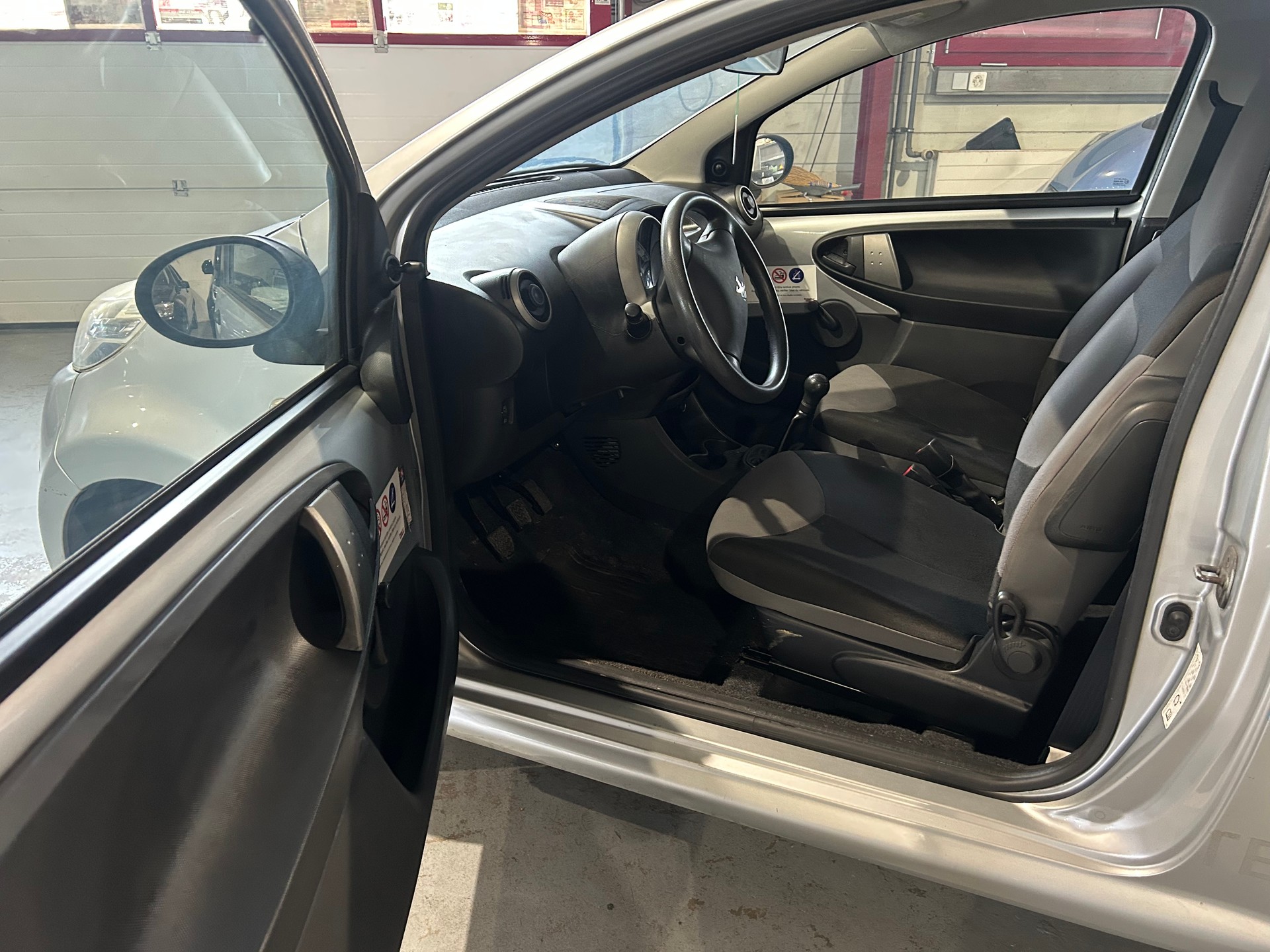 PEUGEOT 107 1.0 Active-image-11