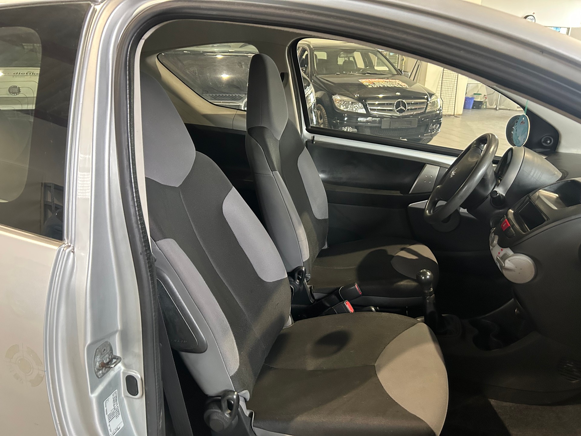 PEUGEOT 107 1.0 Active-image-10