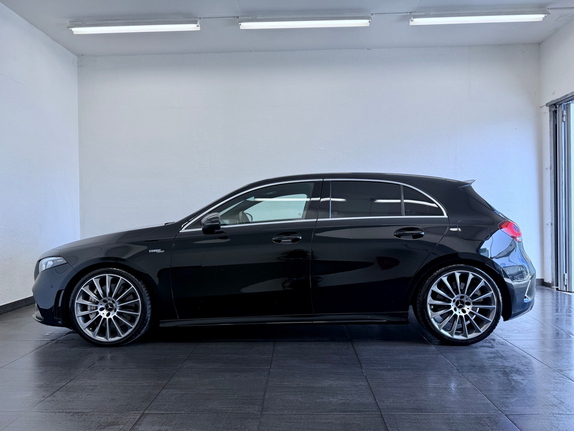 MERCEDES-BENZ A 35 AMG 4Matic Speedshift-image-6