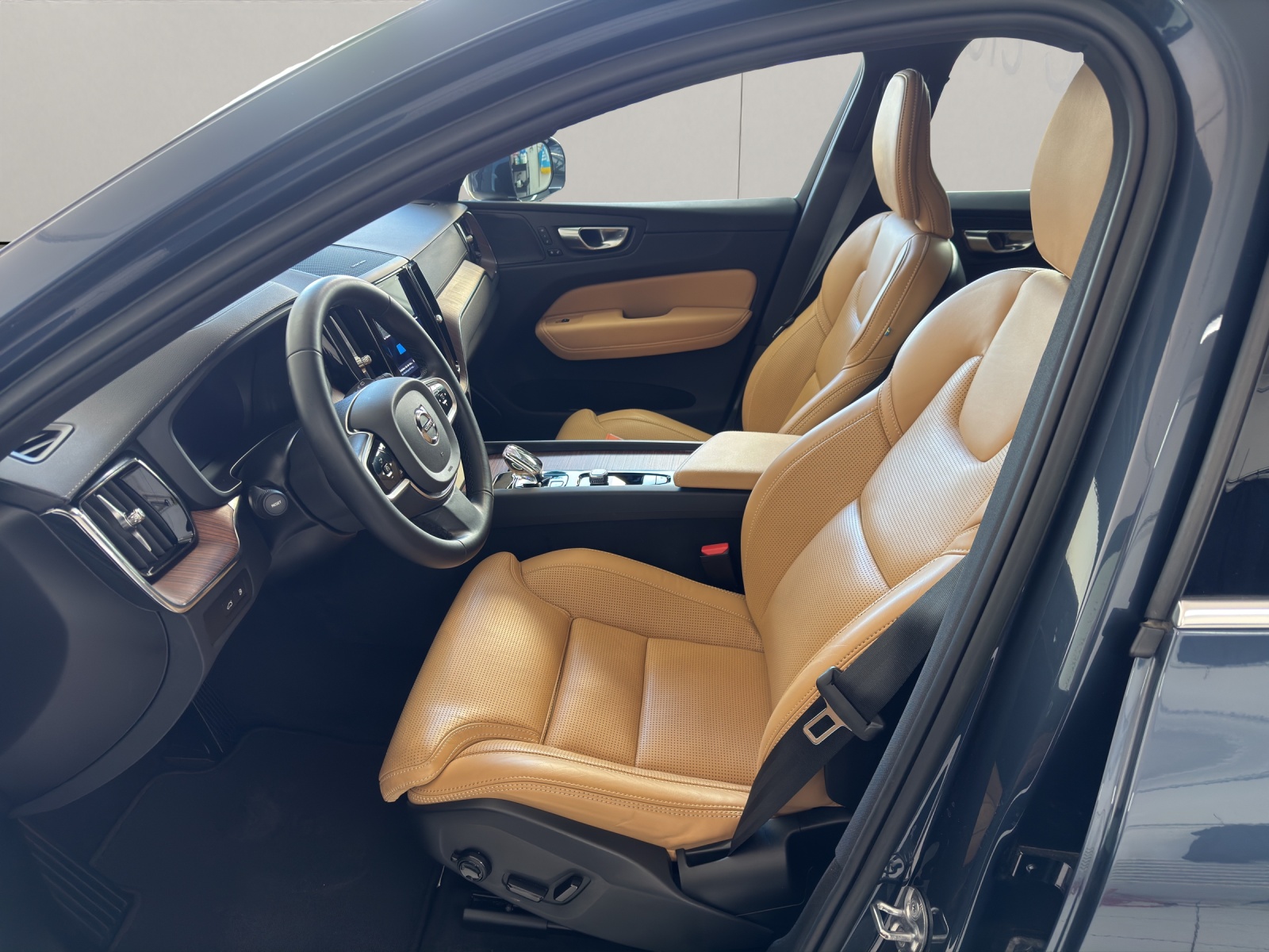 VOLVO XC60 2.0 T6 TE Ultimate Bright eAWD-showroom-element-3