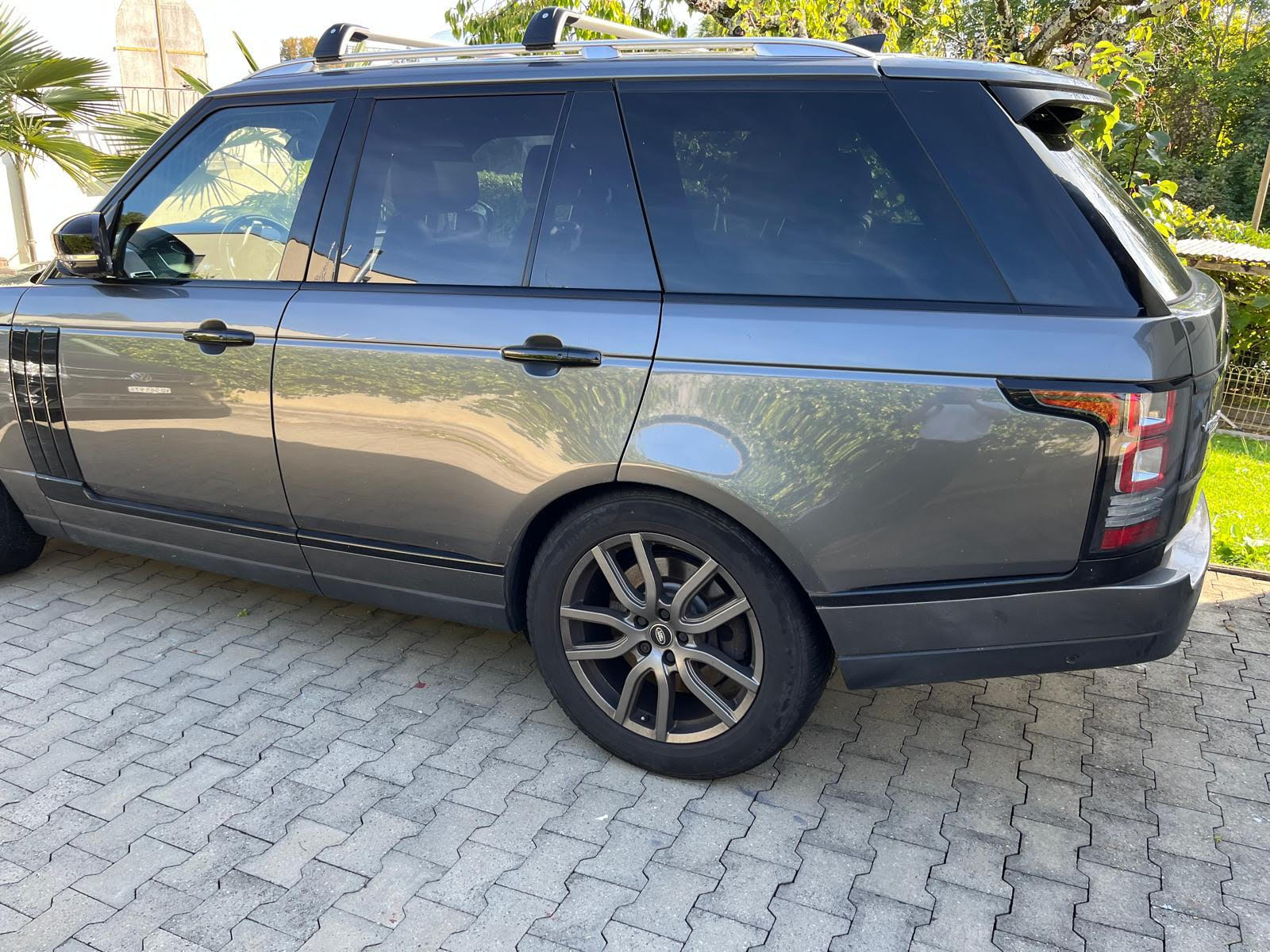 LAND ROVER 4.4 SDV8 Autobiography-image-2