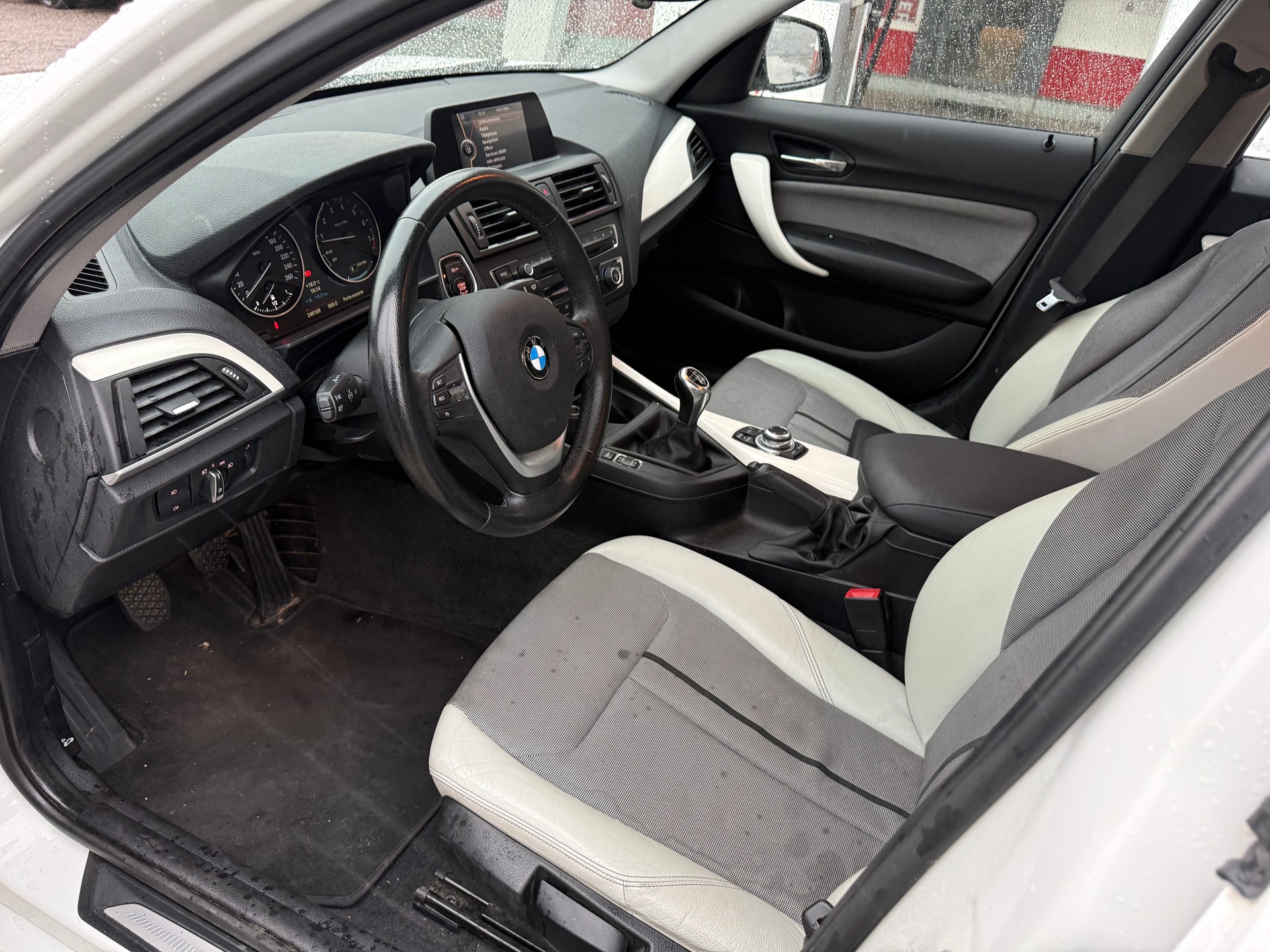 BMW 118i-image-11